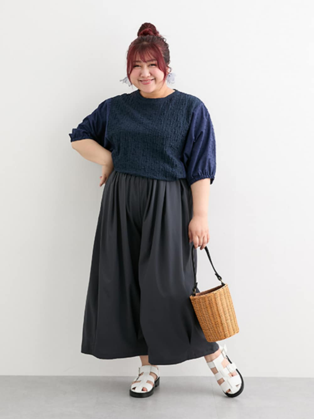 「大きいサイズレディースファッション、モデル、ぽっちゃり、夏コーデ、pattok、150cm台コーデ、25夏イベントコーデ_ぽっちゃり」｜「SMILE LANDの＜大きいサイズ＞ ラインを拾わないスカート見え９分丈タックパンツ（ゆったりヒップ）（その他パンツ、ブラック系）」を使った、nissen Ladies Modelsさん（レディース・155cm）の夏コーディネートの1枚目の写真