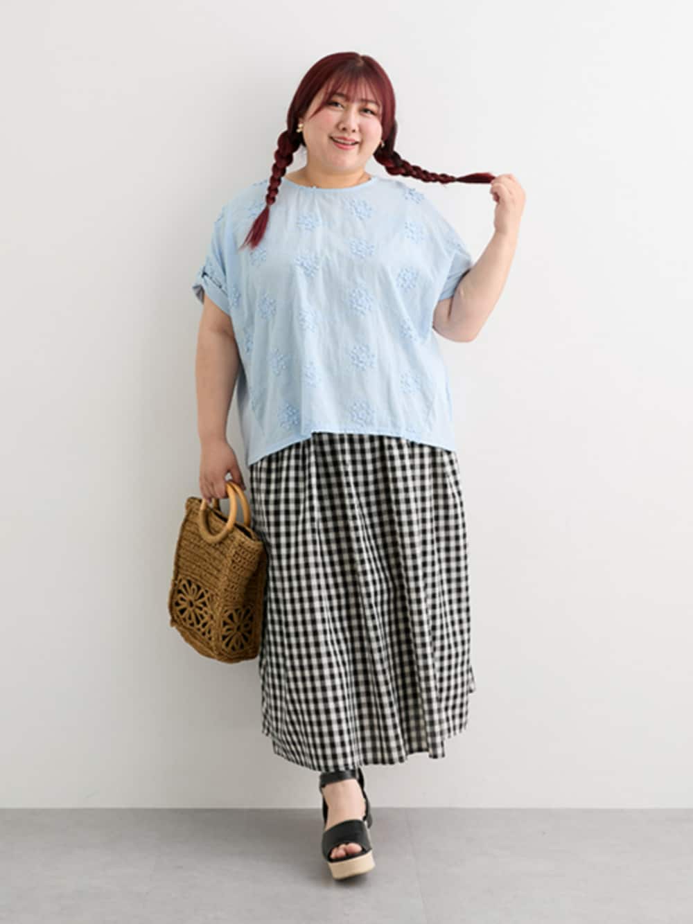 「大きいサイズレディースファッション、モデル、ぽっちゃり、夏コーデ、pattok、150cm台コーデ、25夏イベントコーデ_ぽっちゃり」｜「nissenのさらり涼しげ先染ギャザーロングスカート（ポケット付）＜大きいサイズ有＞（スカート、ブラック系）」を使った、nissen Ladies Modelsさん（レディース・155cm）の夏コーディネートの1枚目の写真