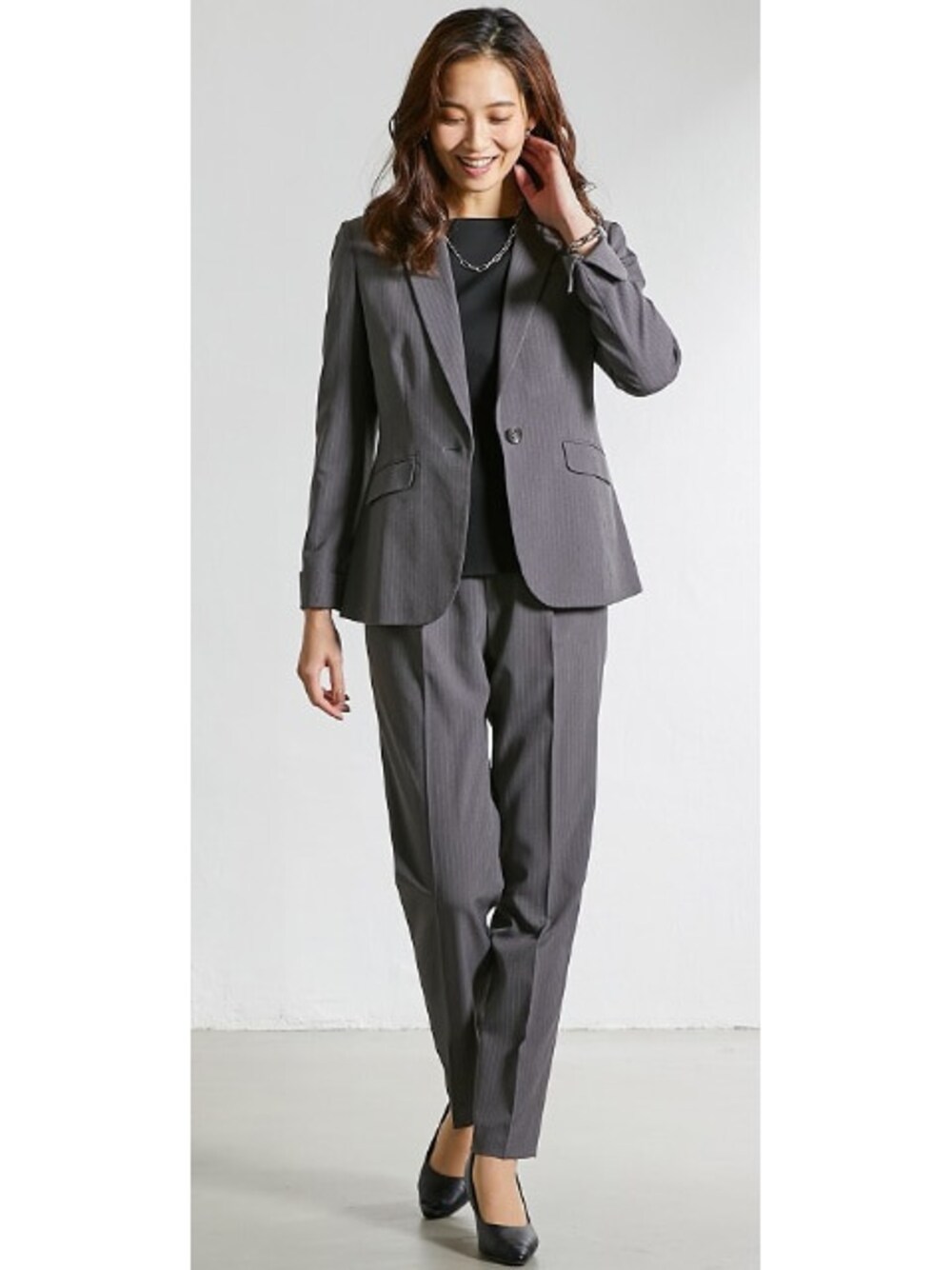 ブラック系のTシャツ/カットソー、グレー系のスーツセットを着用したレディースの冬コーディネートの1枚目の写真