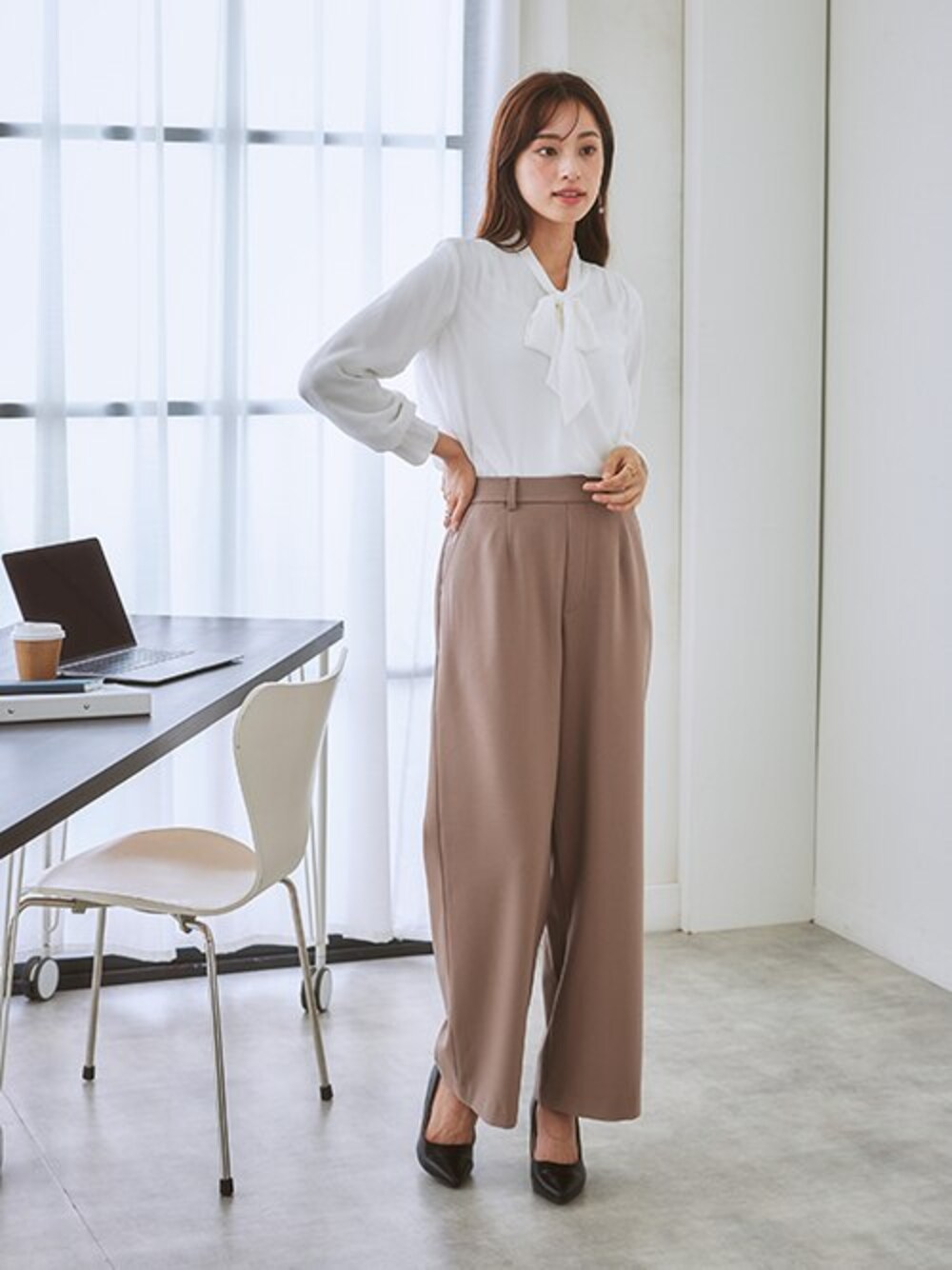 「レディースファッション、モデル、レギュラー、通勤コーデ、冬コーデ、15度」｜「7days Life Stylingの【あったか裏地付】リボンタイブラウス（シャツ/ブラウス、ホワイト系）」を使った、nissen Ladies Modelsさん（レディース・167cm）の秋コーディネートの1枚目の写真