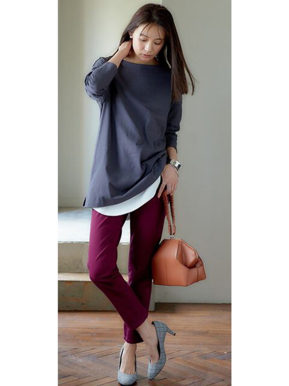 ホワイト系のキャミソール、レッド系のパンツ、グレー系のTシャツ/カットソーを着用したレディースの夏コーディネートの1枚目の写真