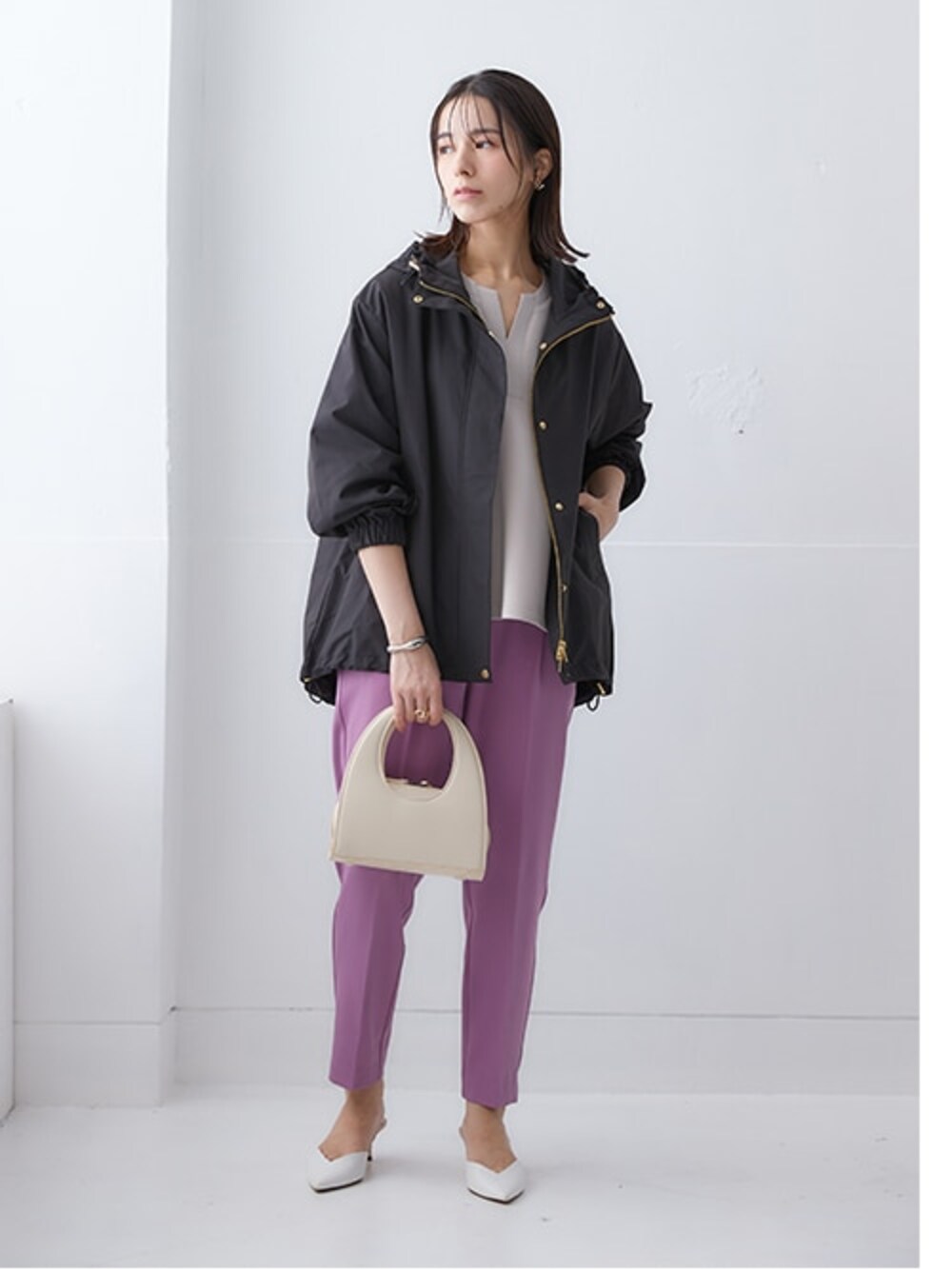 「ベーシック、モデル、春コーデ、体型カバー、レギュラー、レディースファッション、体型Yタイプ、首元ヌケ感」｜「nissenの【褒められシルエット】テーパードパンツ（スラックス、パープル系）」を使った、nissen Ladies Modelsさん（レディース・160cm）の冬コーディネートの1枚目の写真