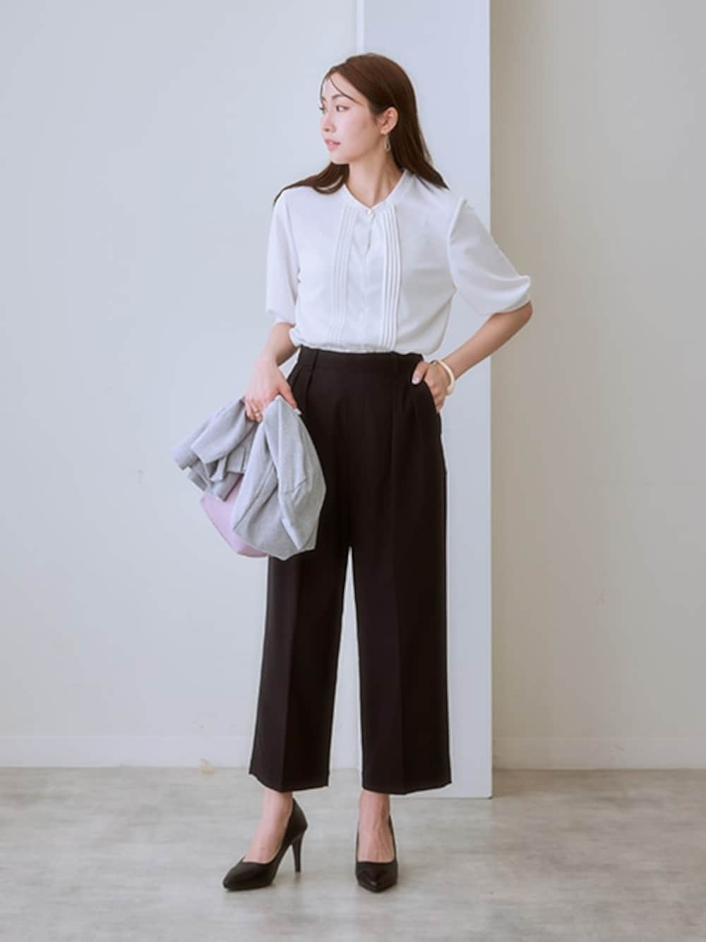 「レディースファッション、モデル、レギュラー、通勤コーデ、夏コーデ、25度」｜「7days Life Stylingの【ひんやり接触冷感】フロントピンタックカットソートップス（Tシャツ/カットソー、ホワイト系）」を使った、nissen Ladies Modelsさん（レディース・164cm）の春コーディネートの1枚目の写真