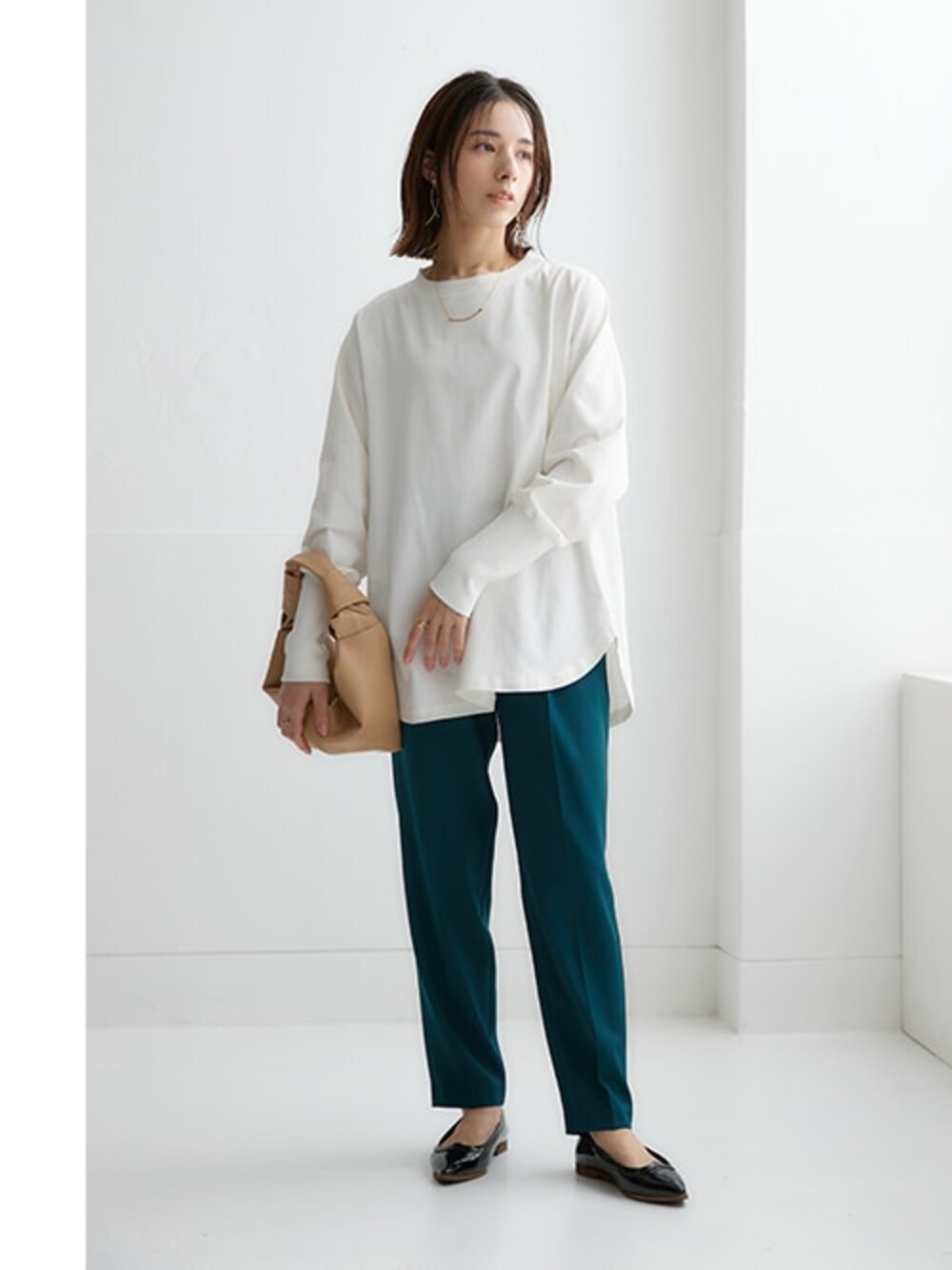 ホワイト系のTシャツ/カットソー、グリーン系のスラックスを着用したレディースの夏コーディネートの1枚目の写真
