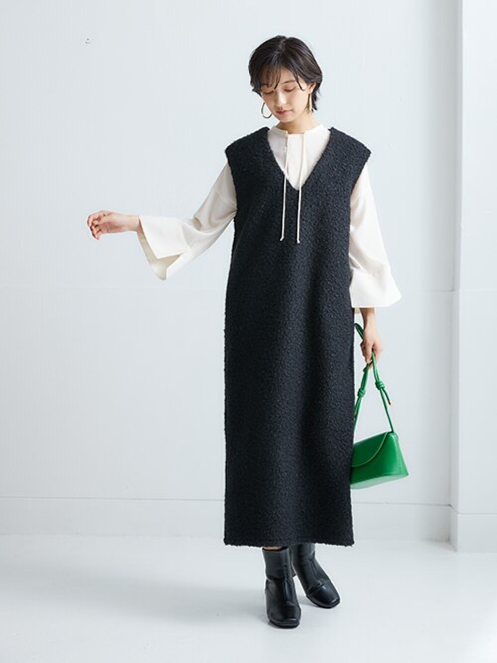 「モデル、冬コーデ、ジャンパースカート、モード、レギュラー、レディースファッション、Soiunique、初冬本命アイテム、ほっこり素材」｜「Soiuniqueのイレギュラーヘムワイドフレアブラウス［Soiunique］（シャツ/ブラウス、ホワイト系）」を使った、nissen Ladies Modelsさん（レディース・166cm）の秋コーディネートの1枚目の写真