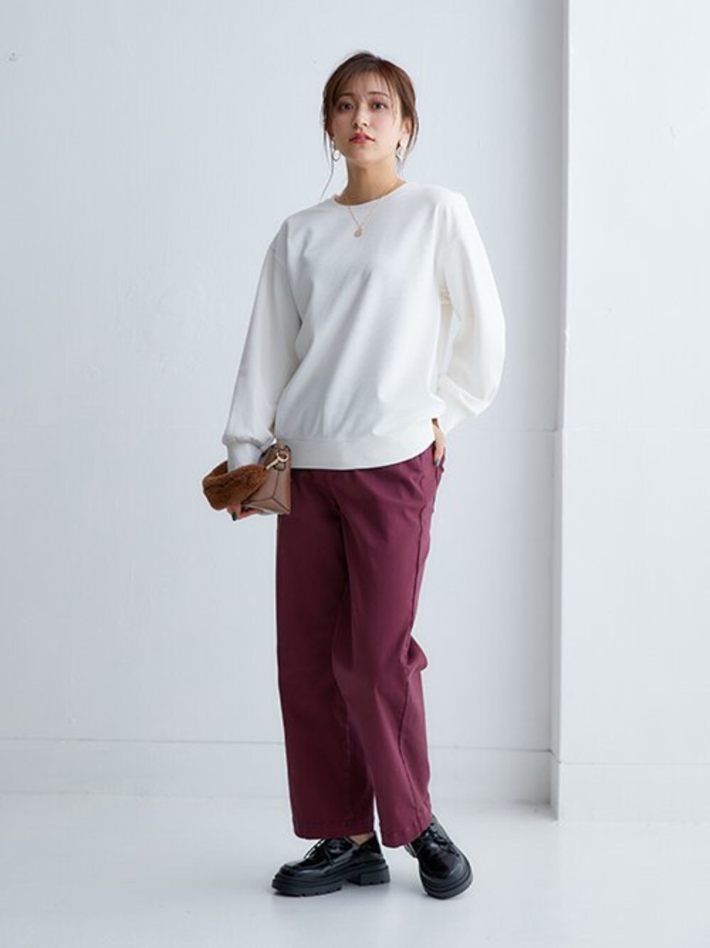 ホワイト系のTシャツ/カットソー、レッド系のデニムパンツを着用したレディースの秋コーディネートの1枚目の写真