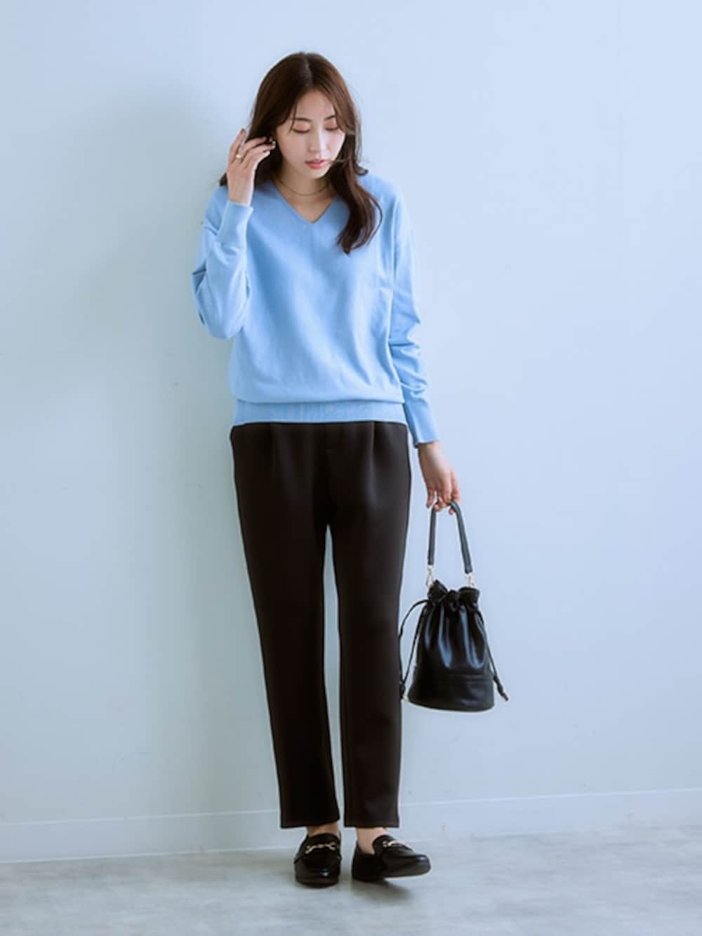 「レディースファッション、モデル、レギュラー、通勤コーデ、春コーデ、15度」｜「7days Life Stylingのドロストテーパードパンツ(きれいめダンボール)（その他パンツ、ブラック系）」を使った、nissen Ladies Modelsさん（レディース・164cm）の冬コーディネートの1枚目の写真