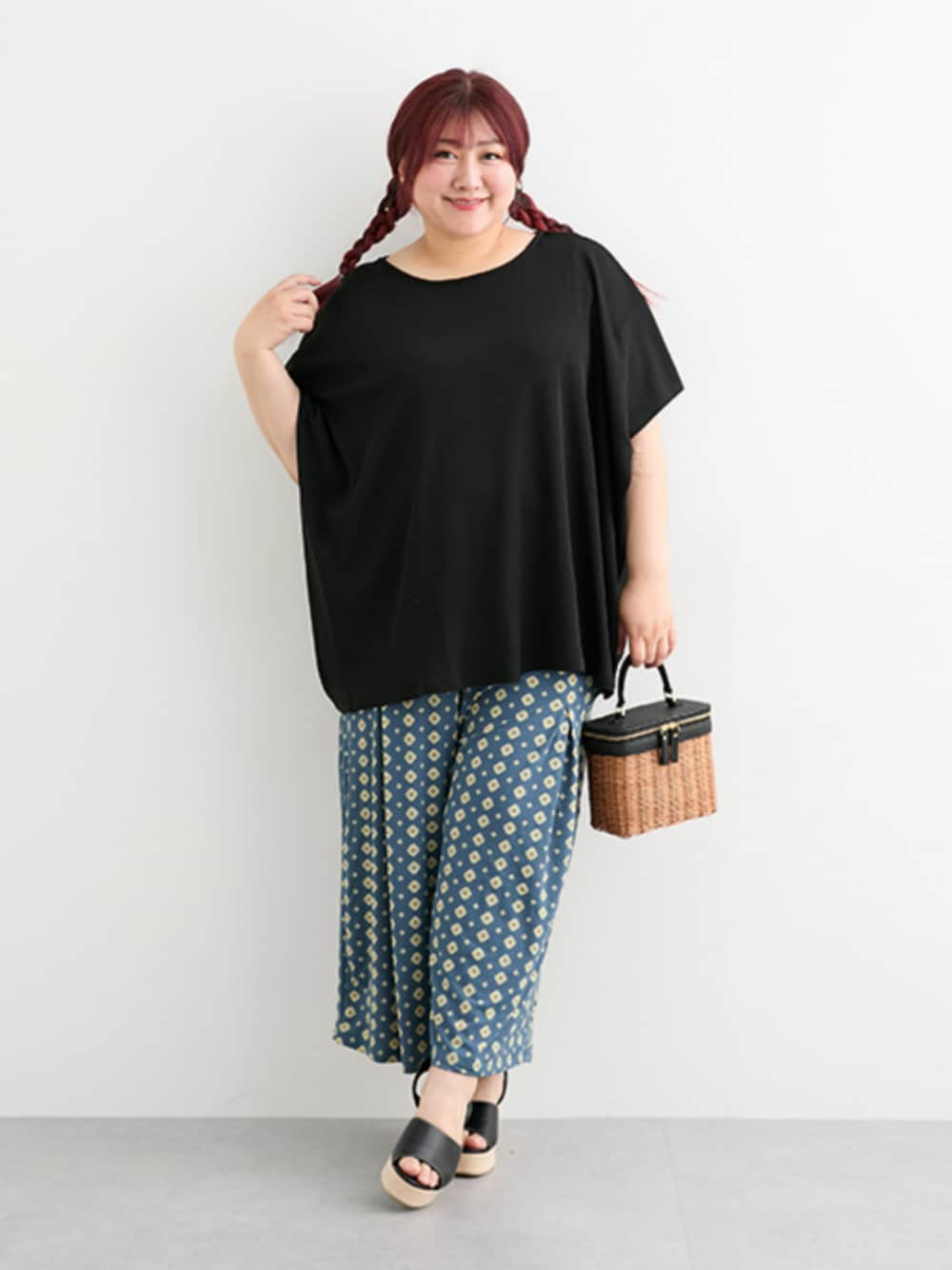 「大きいサイズレディースファッション、モデル、ぽっちゃり、夏コーデ、pattok、150cm台コーデ、25夏イベントコーデ_ぽっちゃり」｜「nissenの＜大きいサイズ＞さらりシアーリネンライクスラブゆったりドルマントップス（ネックレス付）（Tシャツ/カットソー、ブラック系）」を使った、nissen Ladies Modelsさん（レディース・155cm）の夏コーディネートの1枚目の写真