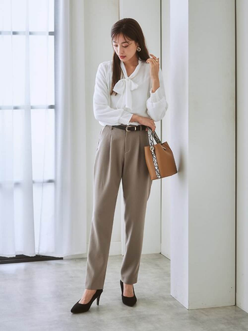 「レディースファッション、モデル、レギュラー、通勤コーデ、冬コーデ、15度」｜「7days Life Stylingの【あったか裏地付】リボンタイブラウス（シャツ/ブラウス、ホワイト系）」を使った、nissen Ladies Modelsさん（レディース・167cm）の秋コーディネートの1枚目の写真
