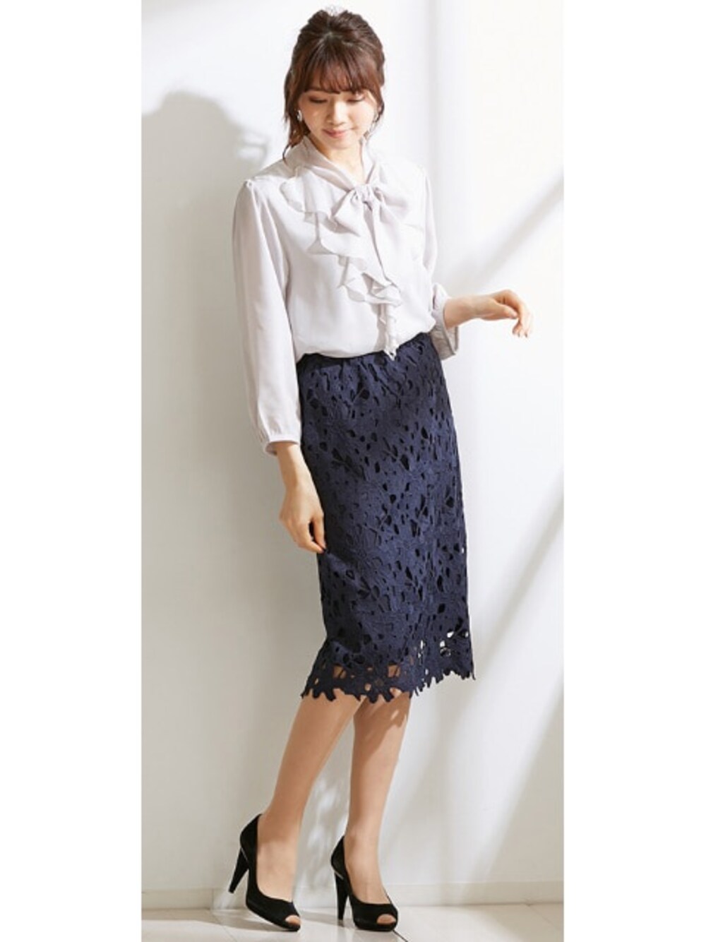 ブルー系のスカートを着用したレディースの春コーディネートの1枚目の写真