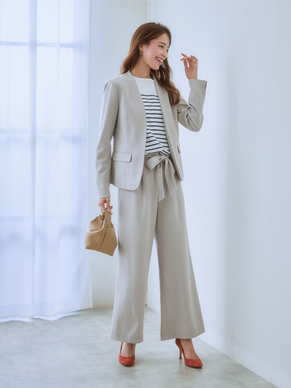 「レディースファッション、モデル、レギュラー、通勤コーデ、夏コーデ、15度、セットアップ」｜「7days Life Stylingの【レディーススーツ】ドビー素材セットアップパンツスーツ３点セット（ノーカラージャケット＋フレア袖ブラウス＋リボン付ワイドパンツ）（スーツセット、ベージュ系）」を使った、nissen Ladies Modelsさん（レディース・167cm）の春コーディネートの1枚目の写真