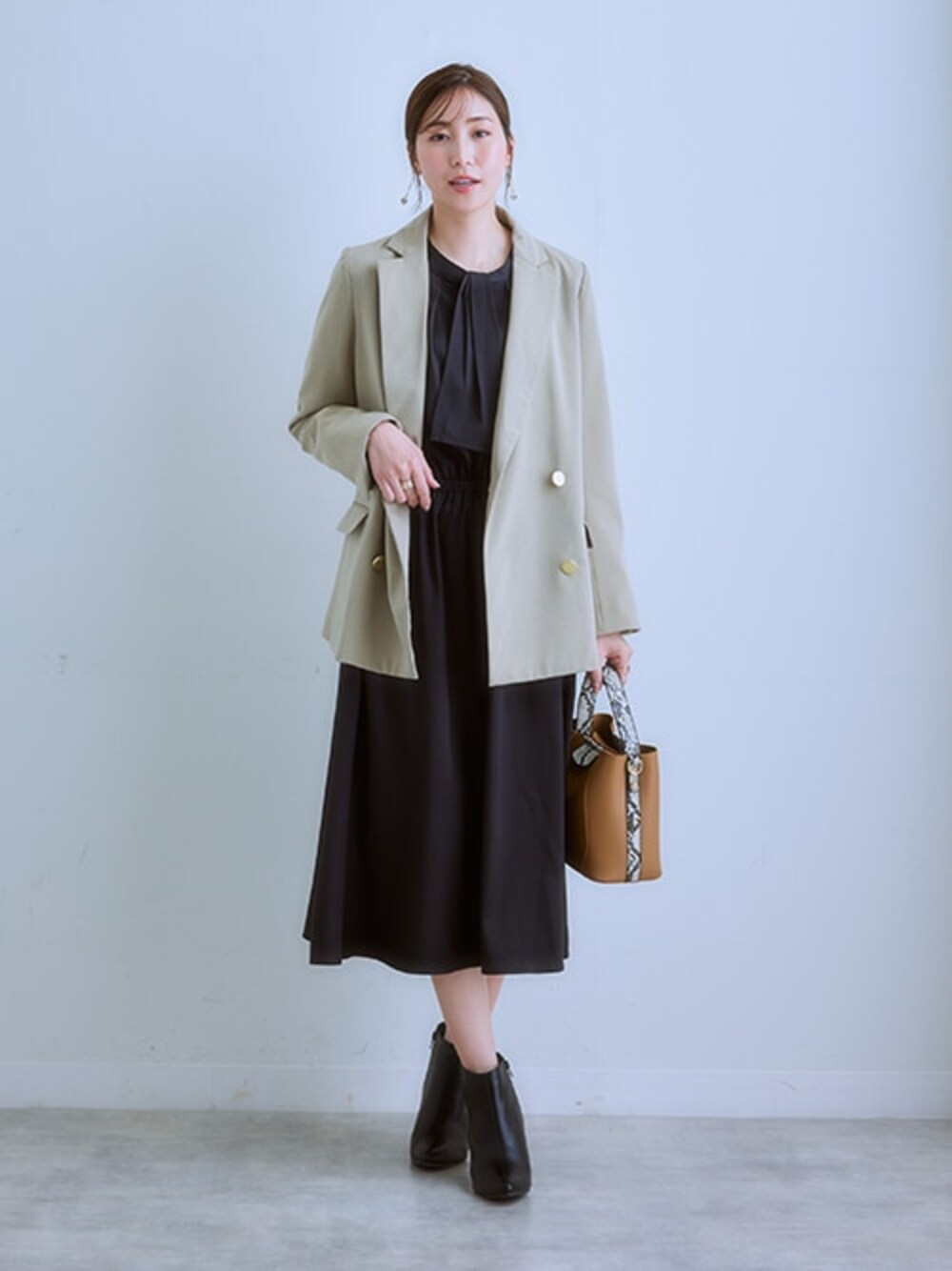 「レディースファッション、モデル、レギュラー、通勤コーデ、autumncood、15度、オフィスカジュアルスタイル」｜「7days Life Stylingのダブルブレストテーラードジャケット（テーラードジャケット、ベージュ系）」を使った、nissen Ladies Modelsさん（レディース・164cm）の夏コーディネートの1枚目の写真