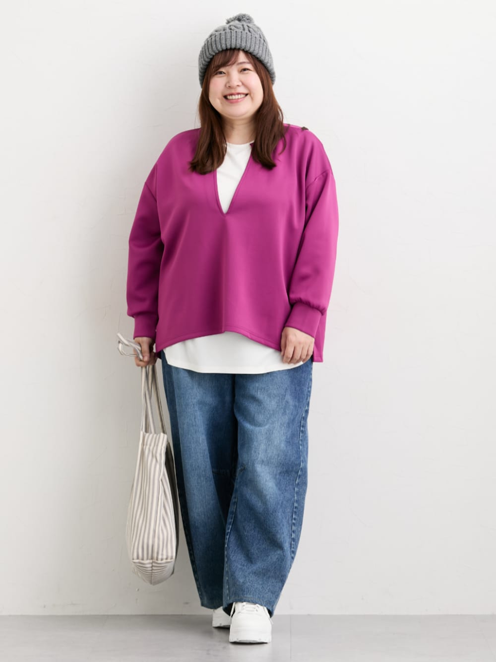 ブルー系のデニムパンツ、パープル系のTシャツ/カットソーを着用したレディースの秋コーディネートの1枚目の写真