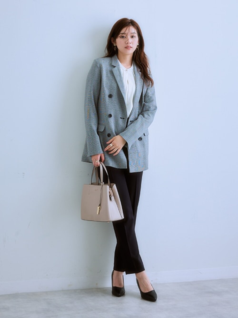 「レディースファッション、モデル、レギュラー、通勤コーデ、autumncood、王道スーツスタイル」｜「7days Life Stylingの【販売終了】ストレッチパウダーサテンフロント2WAYタックブラウス（シャツ/ブラウス、ホワイト系）」を使った、nissen Ladies Modelsさん（レディース・166cm）の夏コーディネートの1枚目の写真