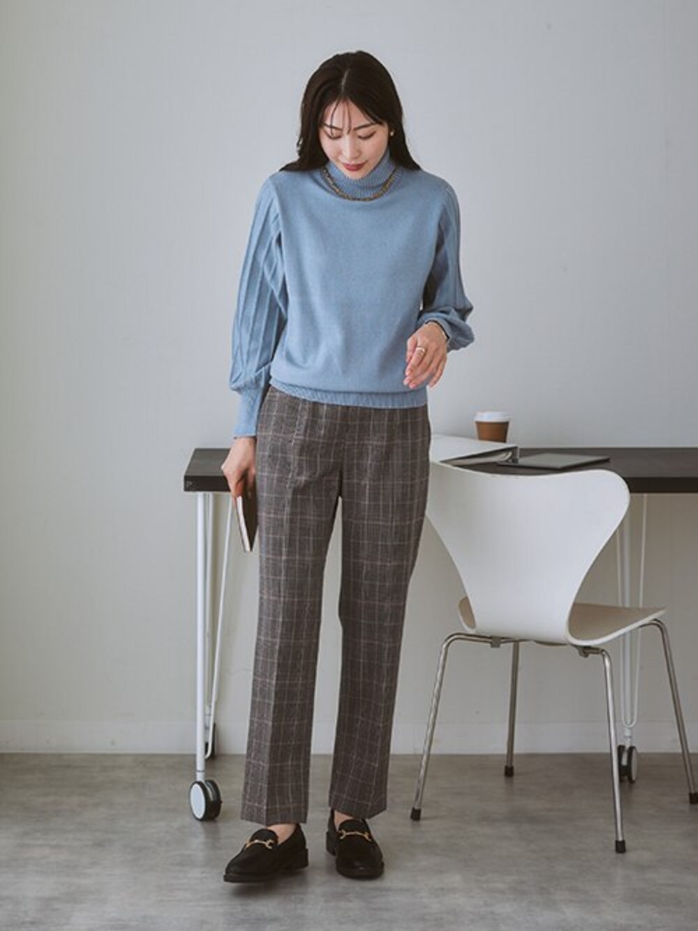 「レディースファッション、モデル、レギュラー、通勤コーデ、冬コーデ、15度」｜「nissenの【あったか裏起毛】ウール調ストレッチテーパードパンツ（パンツ、ブラウン系）」を使った、nissen Ladies Modelsさん（レディース・164cm）の秋コーディネートの1枚目の写真