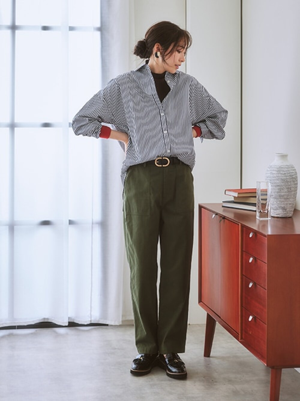 ブラウン系のニット/セーター、グリーン系のパンツ、ブルー系のシャツ/ブラウスを着用したレディースの夏コーディネートの1枚目の写真