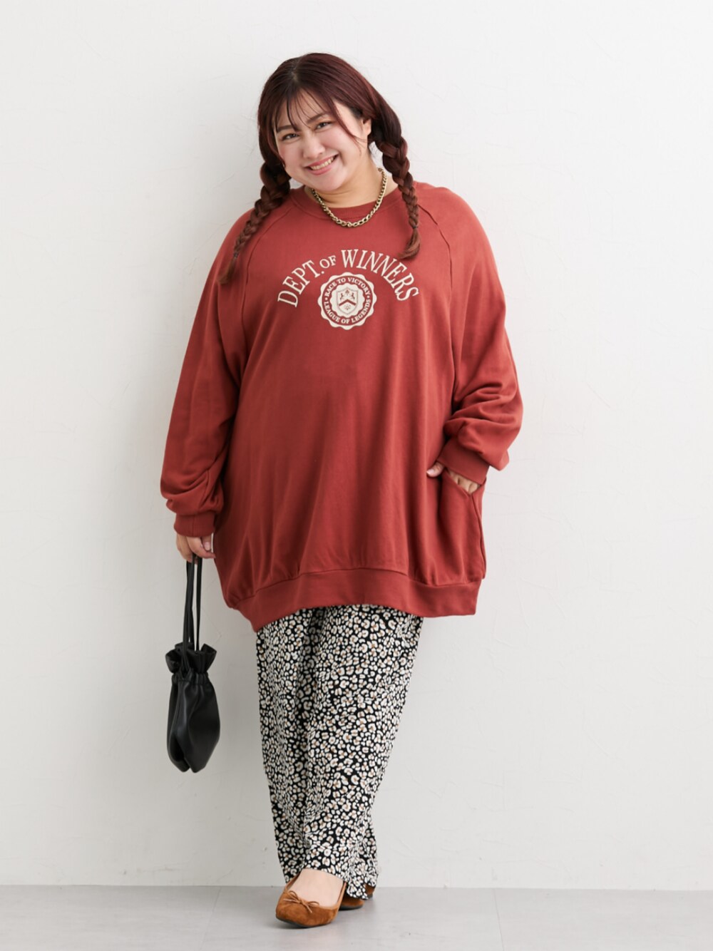 ブラック系のその他パンツ、その他のスウェットを着用したレディースの秋コーディネートの1枚目の写真