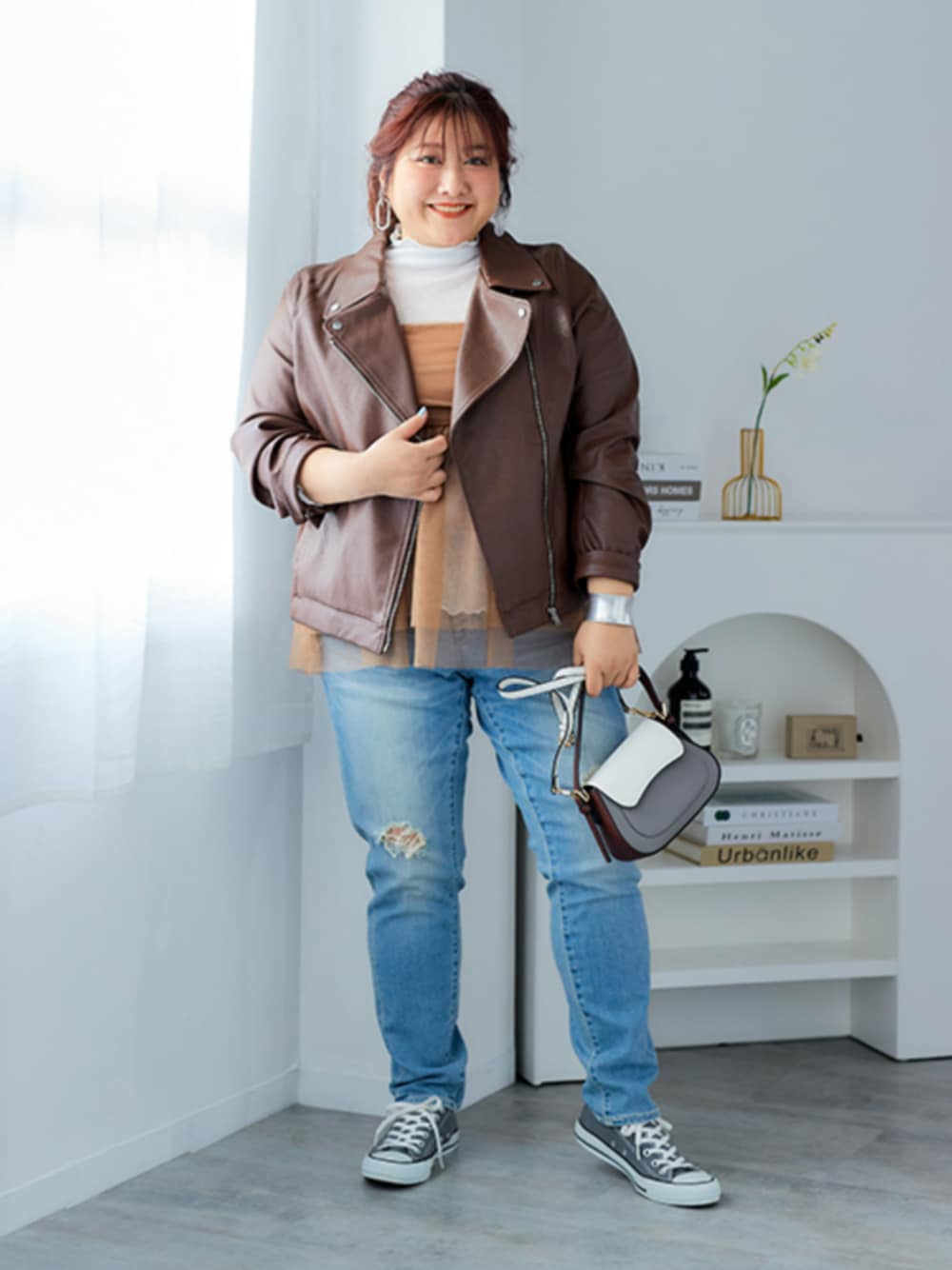 「大きいサイズレディースファッション、モデル、ぽっちゃり、春コーデ、150cm台コーデ、カジュアル」｜「nissenの大きいサイズ ラクしてキレイ見え　リブ使いフェイクレザーライダースジャケット（ライダースジャケット、ブラウン系）」を使った、nissen Ladies Modelsさん（レディース・155cm）の冬コーディネートの1枚目の写真