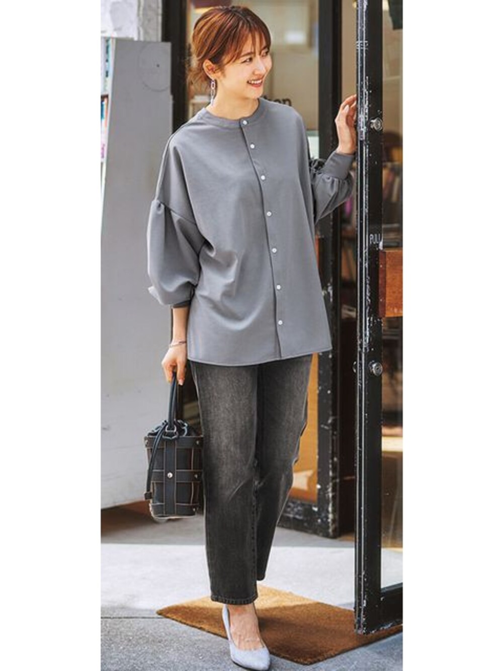 ブルー系のTシャツ/カットソー、グレー系のデニムパンツを着用したレディースの夏コーディネートの1枚目の写真