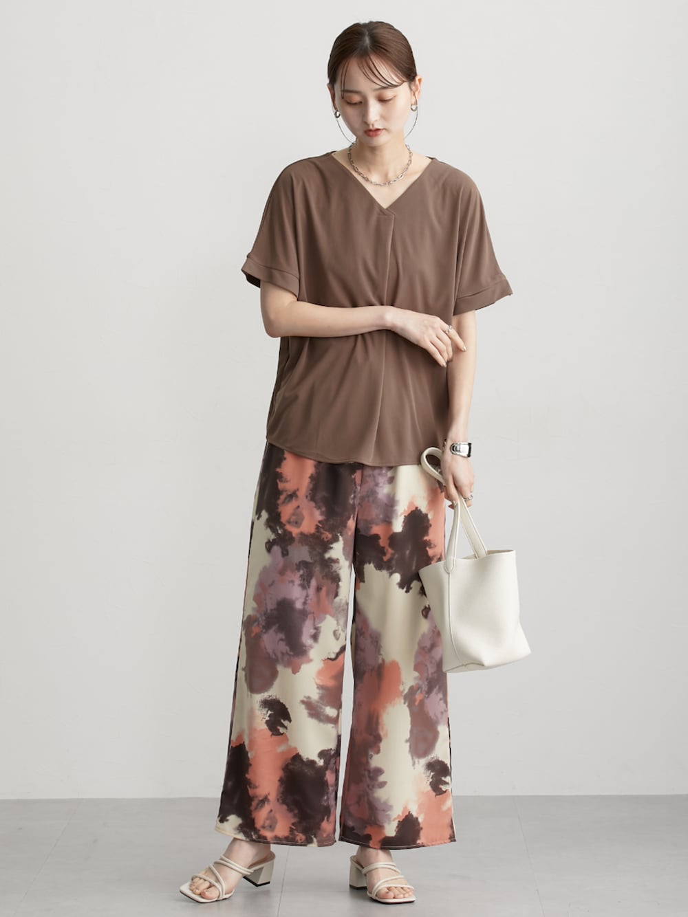 ブラウン系のTシャツ/カットソー、オレンジ系のその他パンツを着用したレディースの夏コーディネートの1枚目の写真