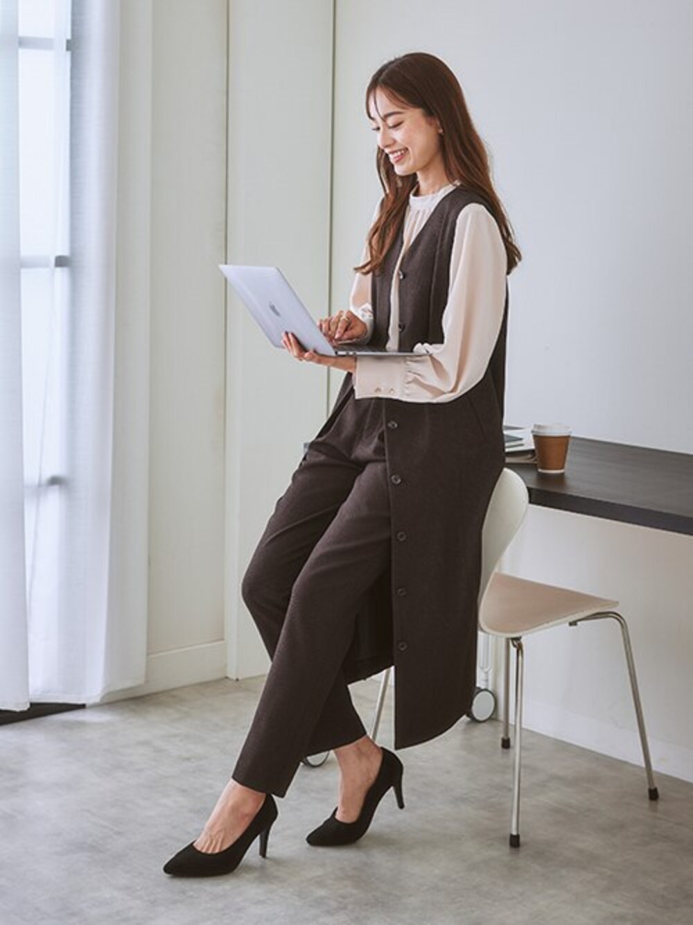 「レディースファッション、モデル、レギュラー、通勤コーデ、冬コーデ、15度」｜「7days Life Stylingの【とろみ素材】バルーンスリーブブラウス（シャツ/ブラウス、ベージュ系）」を使った、nissen Ladies Modelsさん（レディース・167cm）の秋コーディネートの1枚目の写真