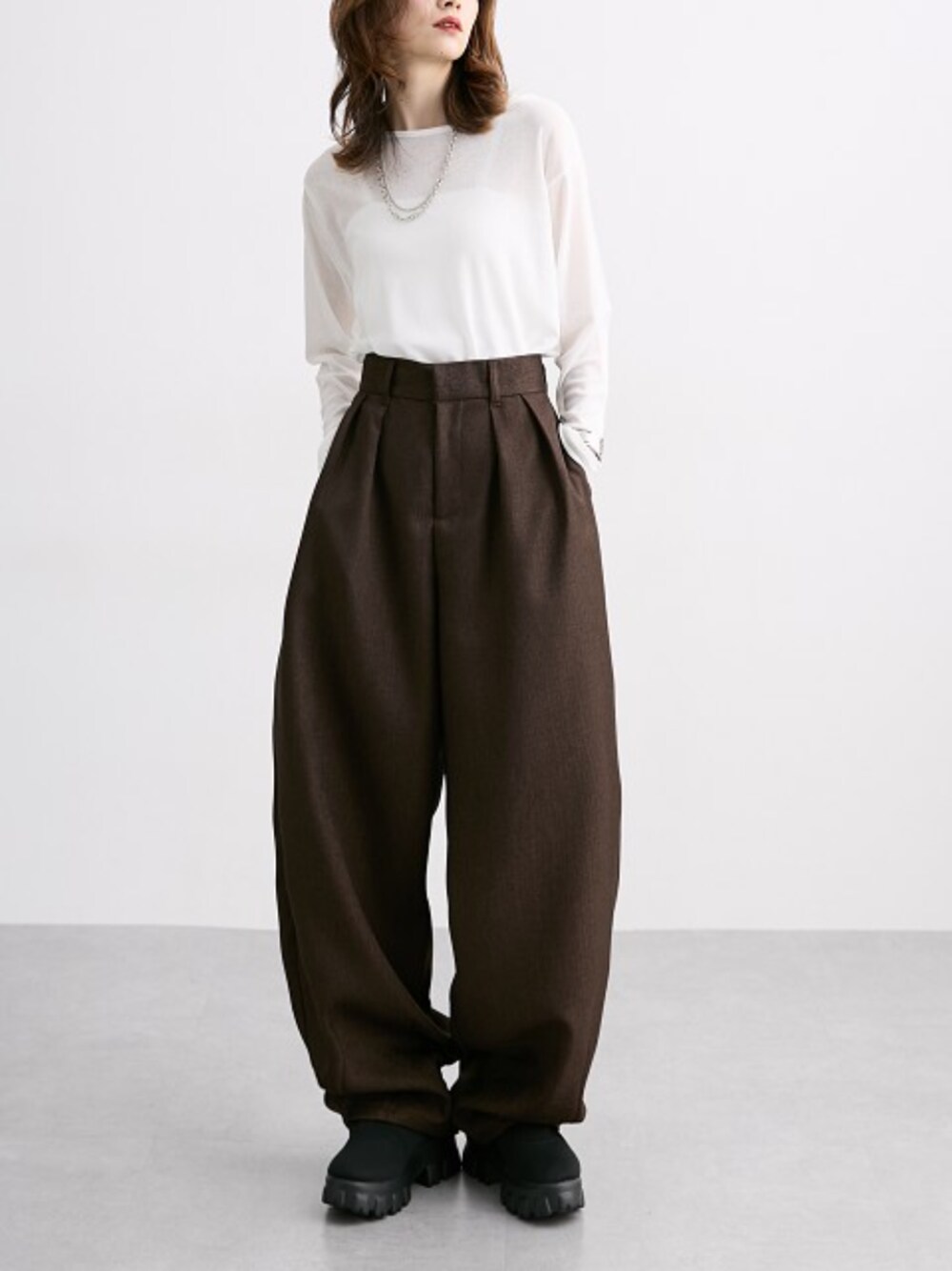 「モード、Soiunique、春コーデ、レギュラー、モデル、レディースファッション」｜「nissenのスラブシアートップス（Tシャツ/カットソー、ホワイト系）」を使った、nissen Ladies Modelsさん（レディース・154cm）の冬コーディネートの1枚目の写真