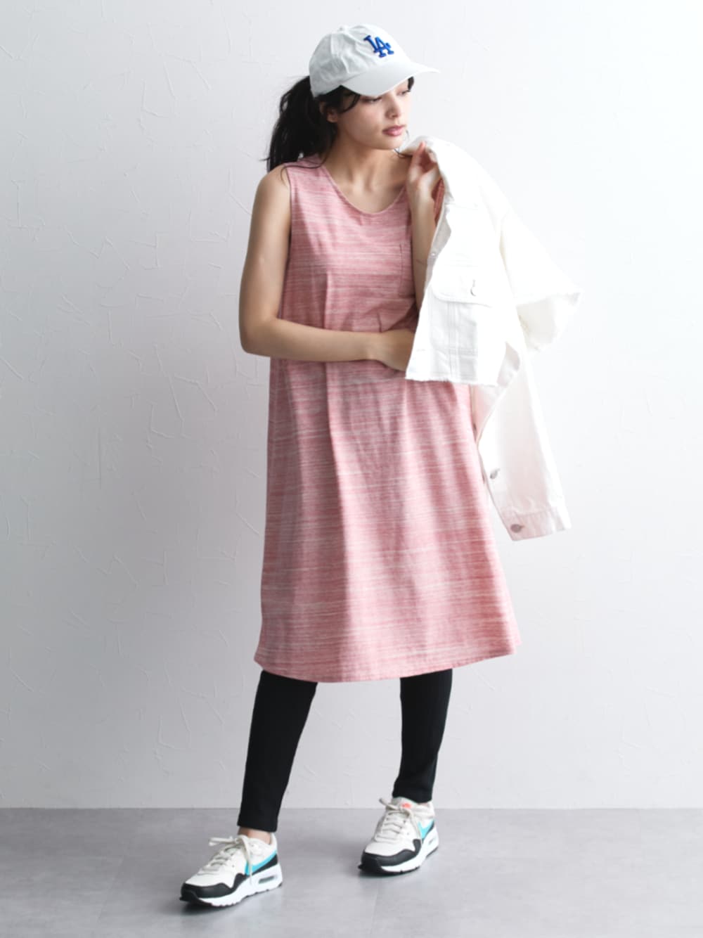 「レディースファッション、レディース、RiFUKURU、夏コーデ、モデル、スポーツミックス、ワンピース×スニーカー」｜「nissenの綿100％ 日本製 ムラ染めボーダーフレアワンピース（ワンピース、ピンク系）」を使った、nissen Ladies Modelsさん（レディース・160cm）の夏コーディネートの1枚目の写真