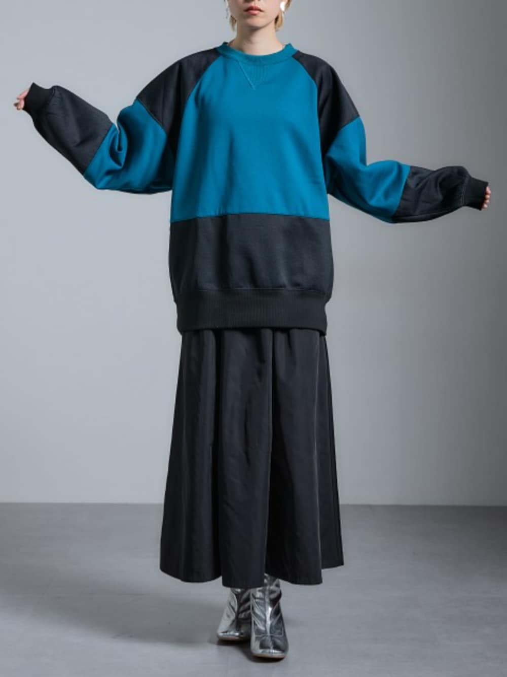 ブラック系のスカート、グリーン系のTシャツ/カットソーを着用したレディースの秋コーディネートの1枚目の写真