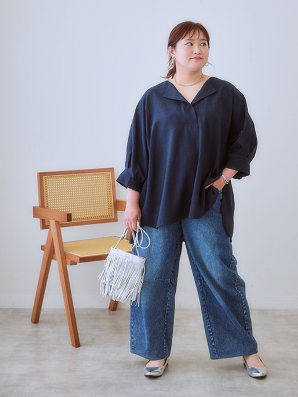 ブルー系のデニムパンツ、ブルー系のシャツ/ブラウスを着用したレディースの夏コーディネートの1枚目の写真