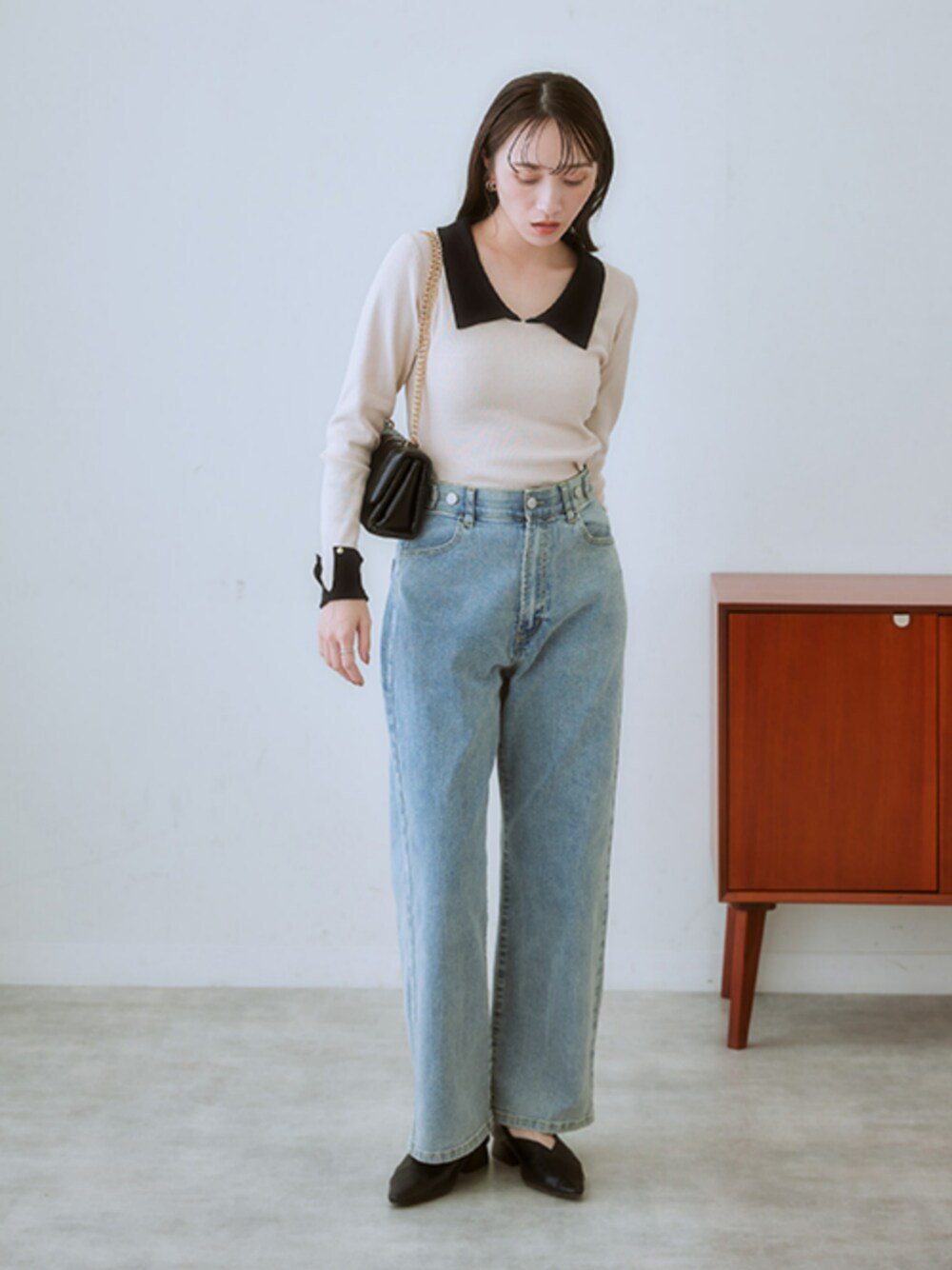 ブルー系のその他パンツ、ベージュ系のニット/セーターを着用したレディースの冬コーディネートの1枚目の写真