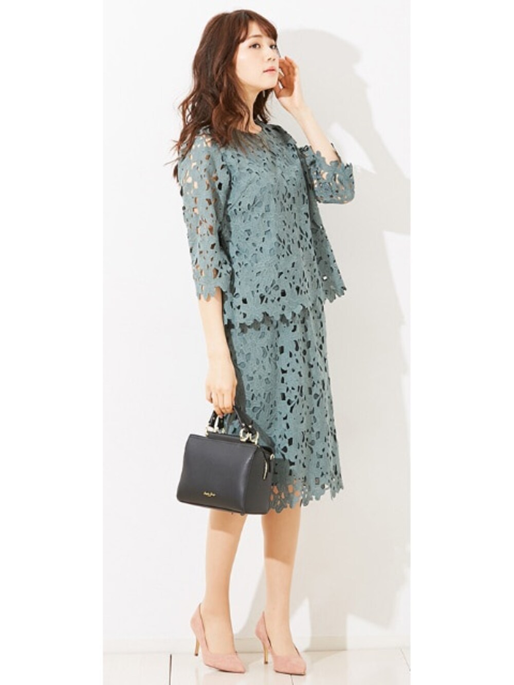 グリーン系のスカート、グリーン系のシャツ/ブラウスを着用したレディースの春コーディネートの1枚目の写真