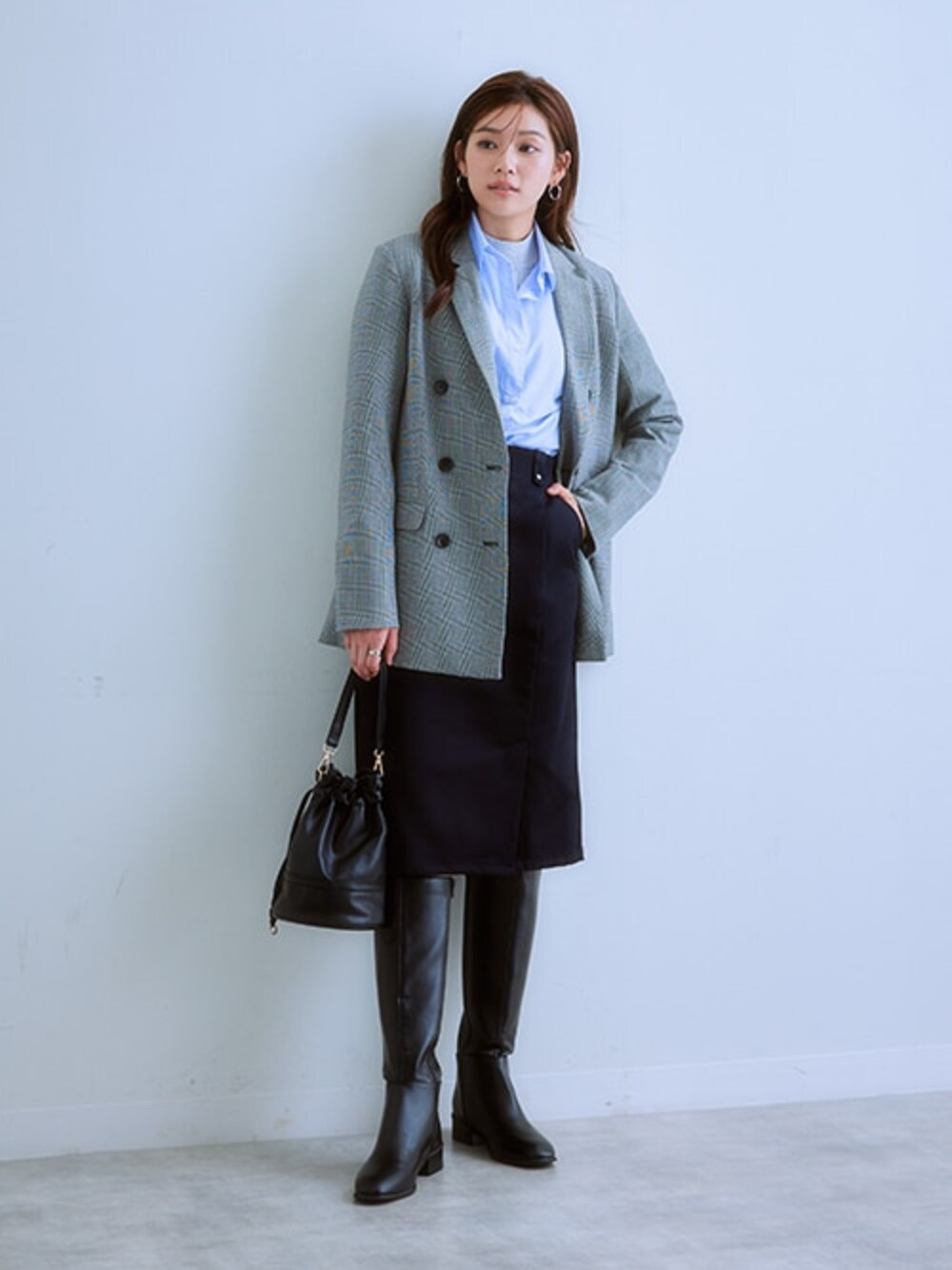 「レディースファッション、モデル、レギュラー、通勤コーデ、autumncood、こなれスーツスタイル」｜「7days Life Stylingのサラサラ裏メッシュ綿混ストレッチミディ丈タイトスカート（接触冷感・吸汗速乾・ストレッチ・UVカット）（スカート、ブルー系）」を使った、nissen Ladies Modelsさん（レディース・166cm）の夏コーディネートの1枚目の写真