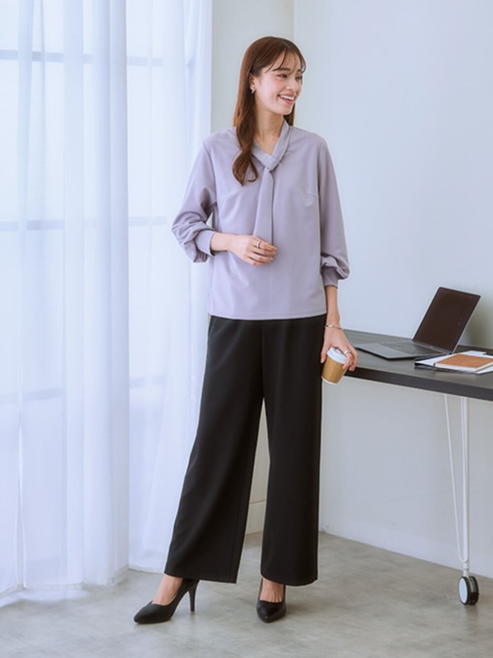 「レディースファッション、モデル、レギュラー、通勤コーデ、春コーデ、15度」｜「nissenの【あったか裏起毛】ウール調ストレッチワイドパンツ（パンツ、ブラック系）」を使った、nissen Ladies Modelsさん（レディース・167cm）の冬コーディネートの1枚目の写真
