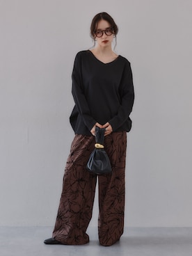 「nissen（ニッセン）のポンチ素材Ｖネックコクーンシルエット長袖Ｔシャツ［Soiunique］（Tシャツ/カットソー、ブラック系）」を使った、nissen Ladies Modelsさん（レディース・174cm）の夏コーディネート