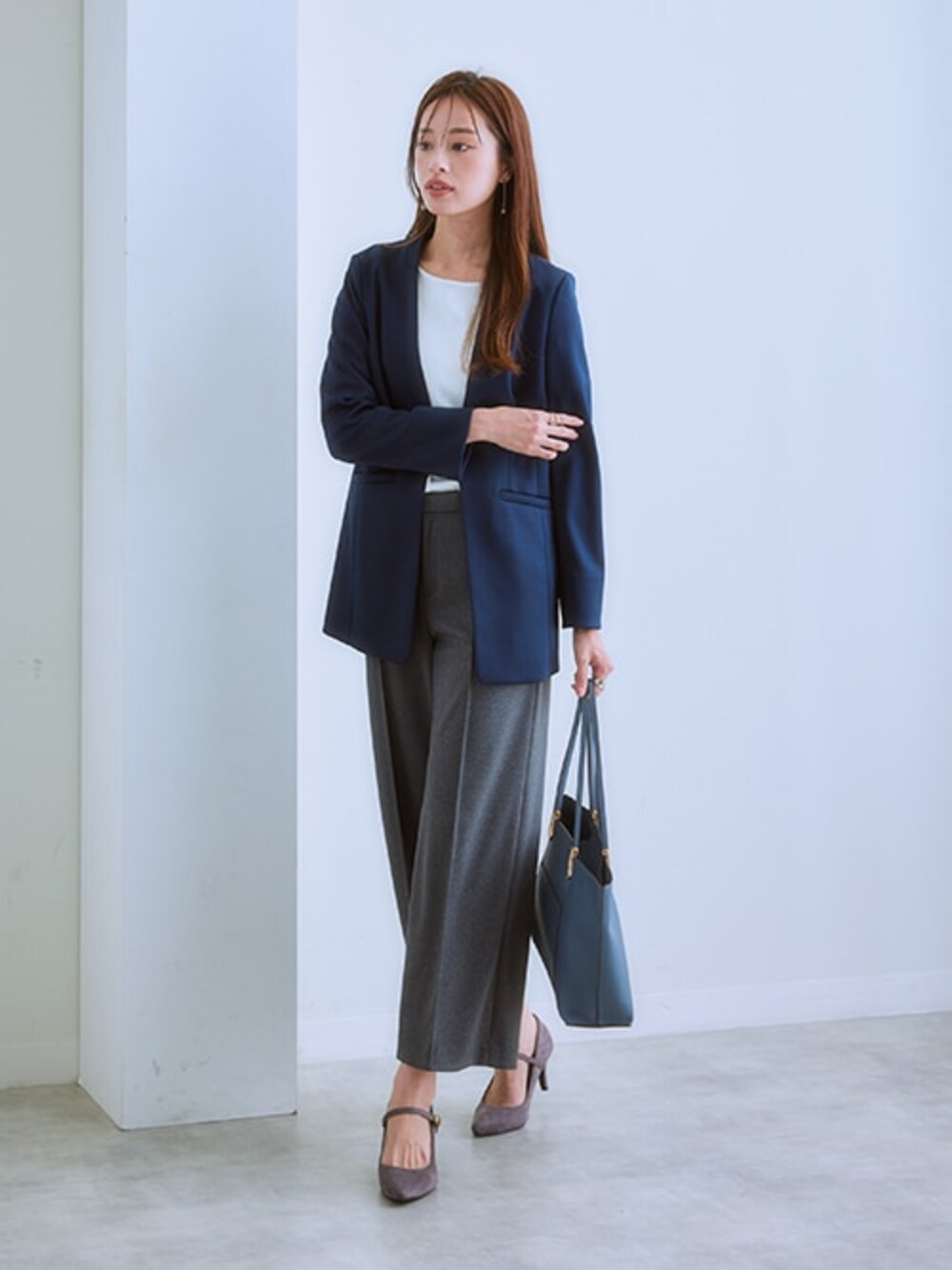 「レディースファッション、モデル、レギュラー、通勤コーデ、autumncood、15度、王道スーツスタイル」｜「7days Life Stylingの透け対策ダブルフロントランダムリブボートネック９分袖トップス（Tシャツ/カットソー、ホワイト系）」を使った、nissen Ladies Modelsさん（レディース・167cm）の夏コーディネートの1枚目の写真