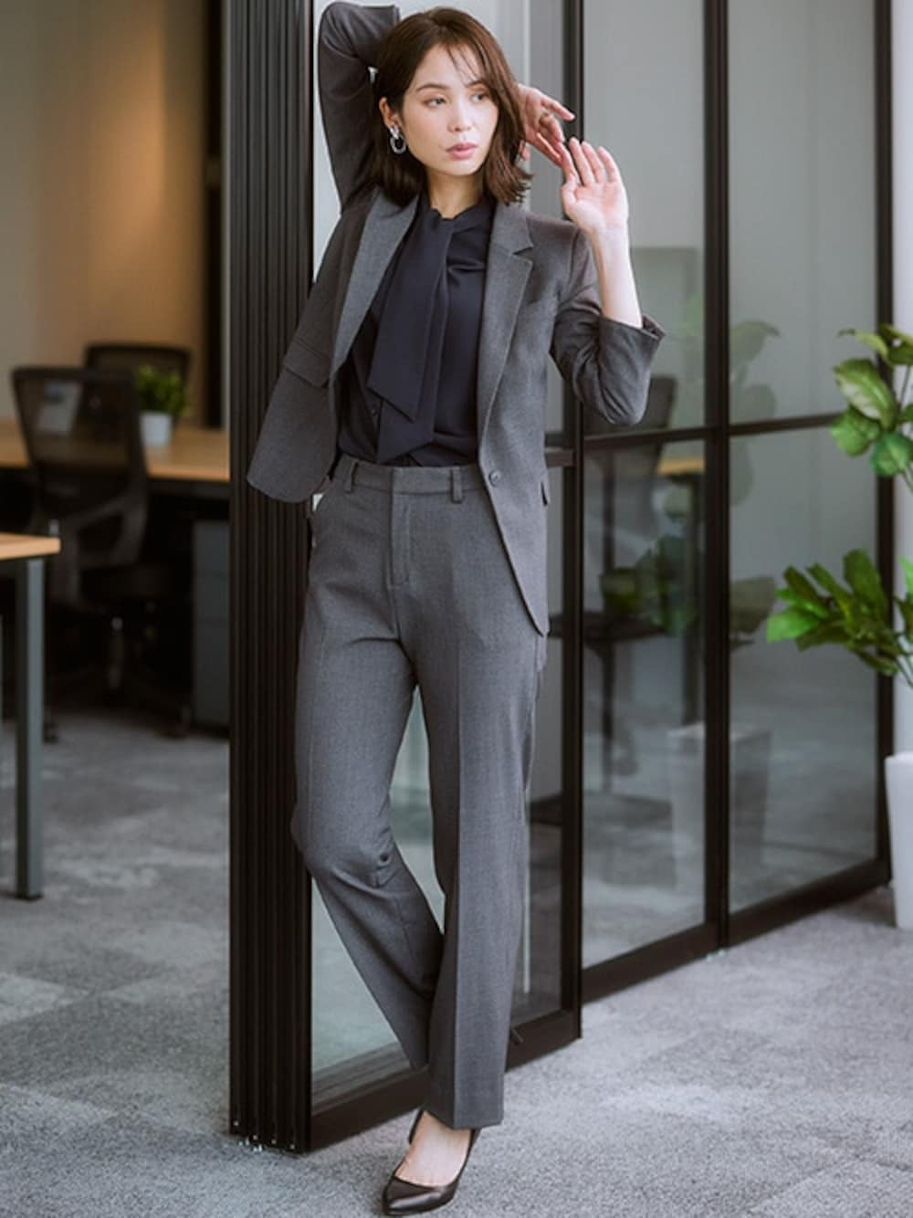nissen Ladies Modelsさんの「ストレッチパウダーサテンボウタイブラウス（しわになりにくい・速乾・洗濯機OK・UVカット）<大きいサイズ有>（7days Life Styling）」を使ったコーディネートの1枚目の写真