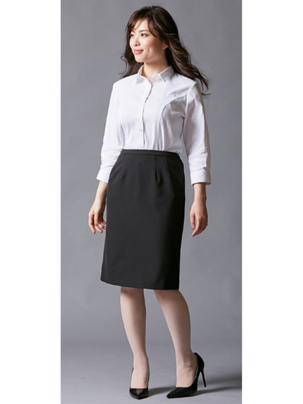 ホワイト系のシャツ/ブラウスを着用したレディースの春コーディネートの1枚目の写真