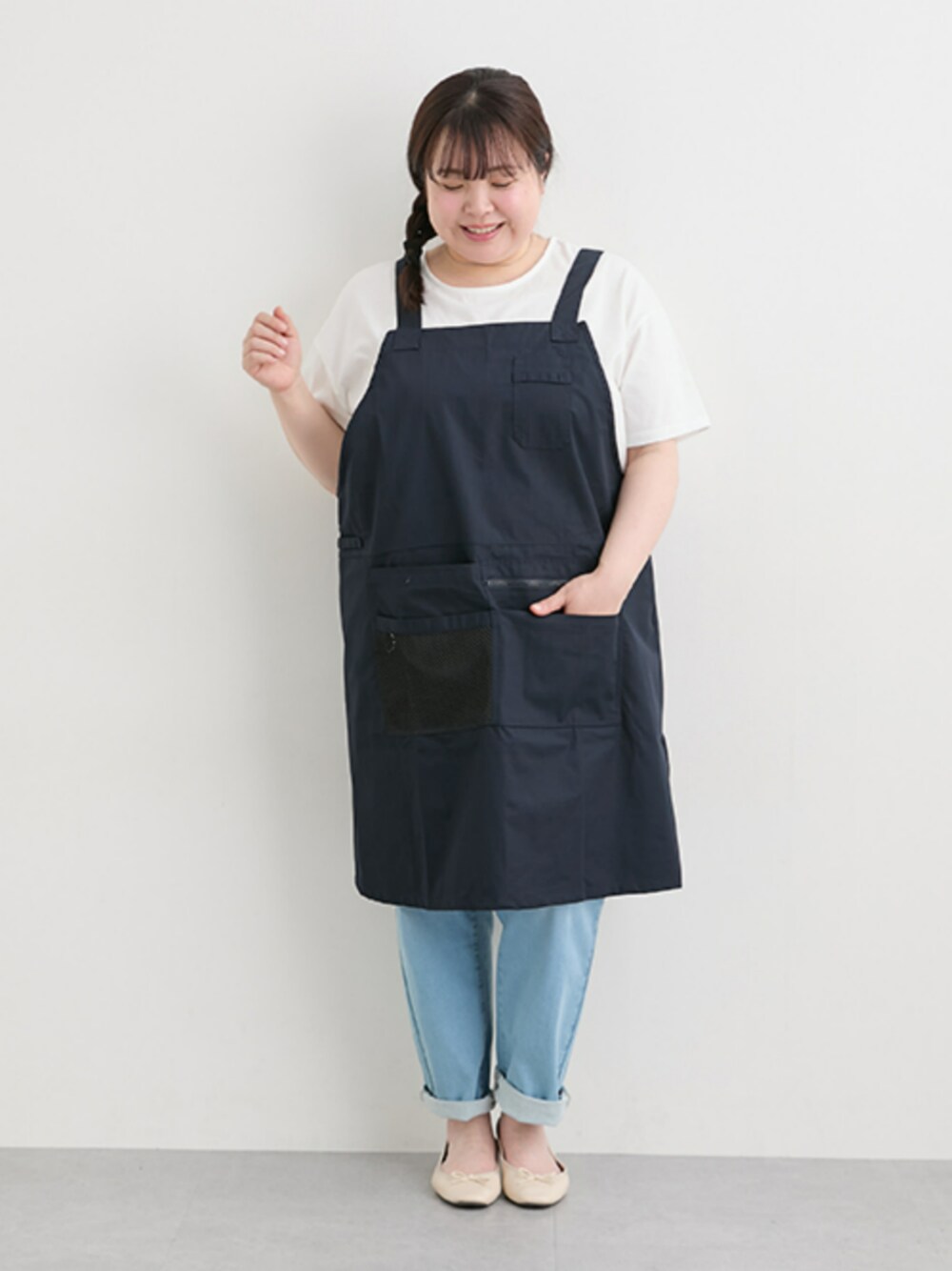 「大きいサイズレディースファッション、モデル、ぽっちゃり、夏コーデ、150cm台コーデ、25初夏イベントコーデ_ぽっちゃり」｜「nissenの2点セット（カギ針編風キャミソール＋Tシャツ）（キャミソール、ブラック系）」を使った、nissen Ladies Modelsさん（レディース・158cm）の春コーディネートの1枚目の写真