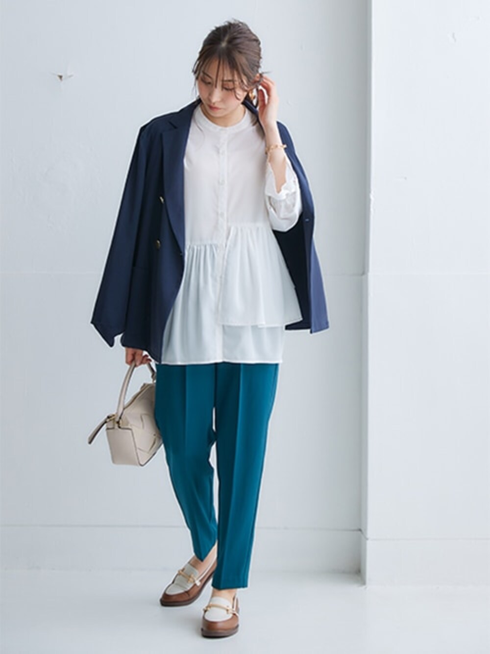 ブルー系のテーラードジャケット、グリーン系のスラックス、ホワイト系のシャツ/ブラウスを着用したレディースの夏コーディネートの1枚目の写真