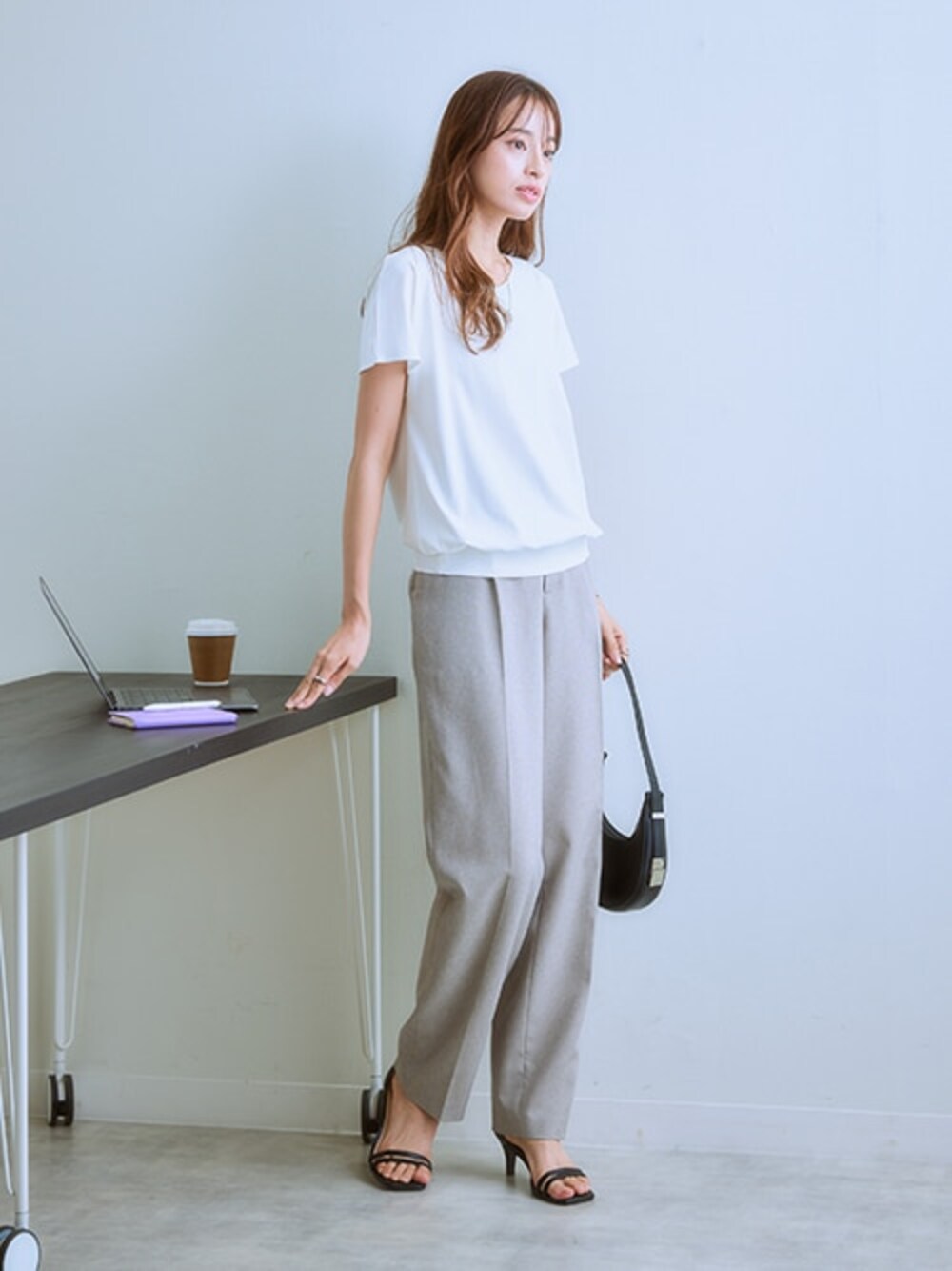 「レディースファッション、モデル、レギュラー、通勤コーデ、春コーデ、20度」｜「7days Life Stylingの【洗える】2WAYテーラードジャケットスーツ（ジャケット＋ストレートパンツ）（スーツセット、ブラウン系）」を使った、nissen Ladies Modelsさん（レディース・167cm）の冬コーディネートの1枚目の写真