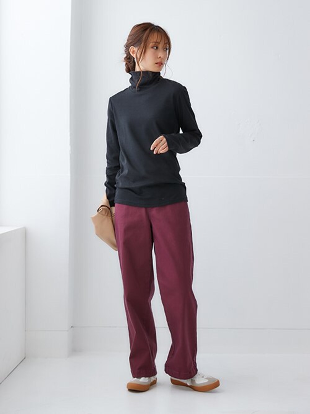 ブラック系のTシャツ/カットソー、レッド系のデニムパンツを着用したレディースの秋コーディネートの1枚目の写真