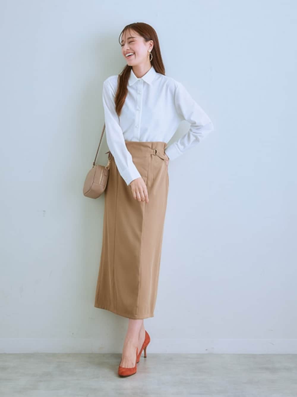 「レディースファッション、モデル、レギュラー、通勤コーデ、autumncood、20度、オフィスカジュアルスタイル」｜「7days Life Stylingのサイドベルトロングスカート（スカート、ブラウン系）」を使った、nissen Ladies Modelsさん（レディース・167cm）の夏コーディネートの1枚目の写真