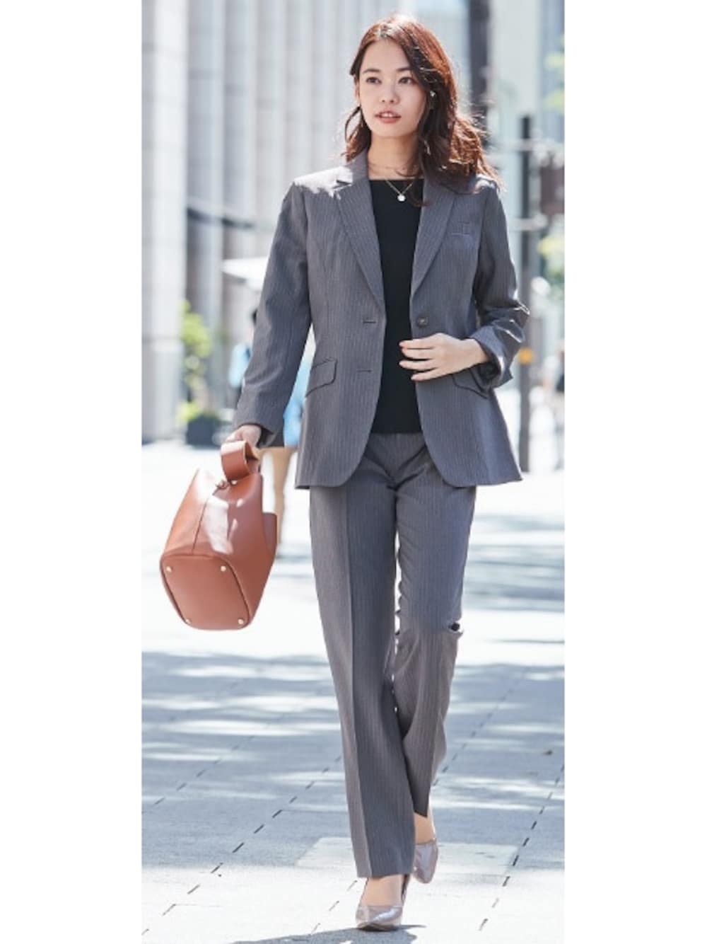 ブラック系のTシャツ/カットソー、グレー系のスーツセットを着用したレディースの冬コーディネートの1枚目の写真