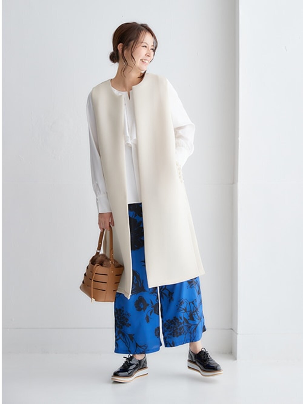 「レディースファッション、モデル、レギュラー、Hana服、秋コーデ」｜「nissenの【Hana服】大輪の花柄プリントワイドパンツ（パンツ、ブルー系）」を使った、nissen Ladies Modelsさん（レディース・167cm）の夏コーディネートの1枚目の写真