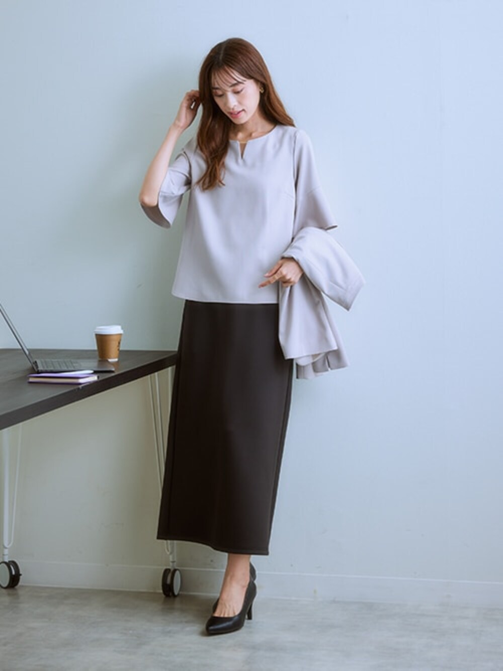 「レディースファッション、モデル、レギュラー、通勤コーデ、春コーデ、15度」｜「7days Life Stylingの【レディーススーツ】ドビー素材セットアップパンツスーツ３点セット（ノーカラージャケット＋フレア袖ブラウス＋リボン付ワイドパンツ）（スーツセット、ベージュ系）」を使った、nissen Ladies Modelsさん（レディース・167cm）の冬コーディネートの1枚目の写真