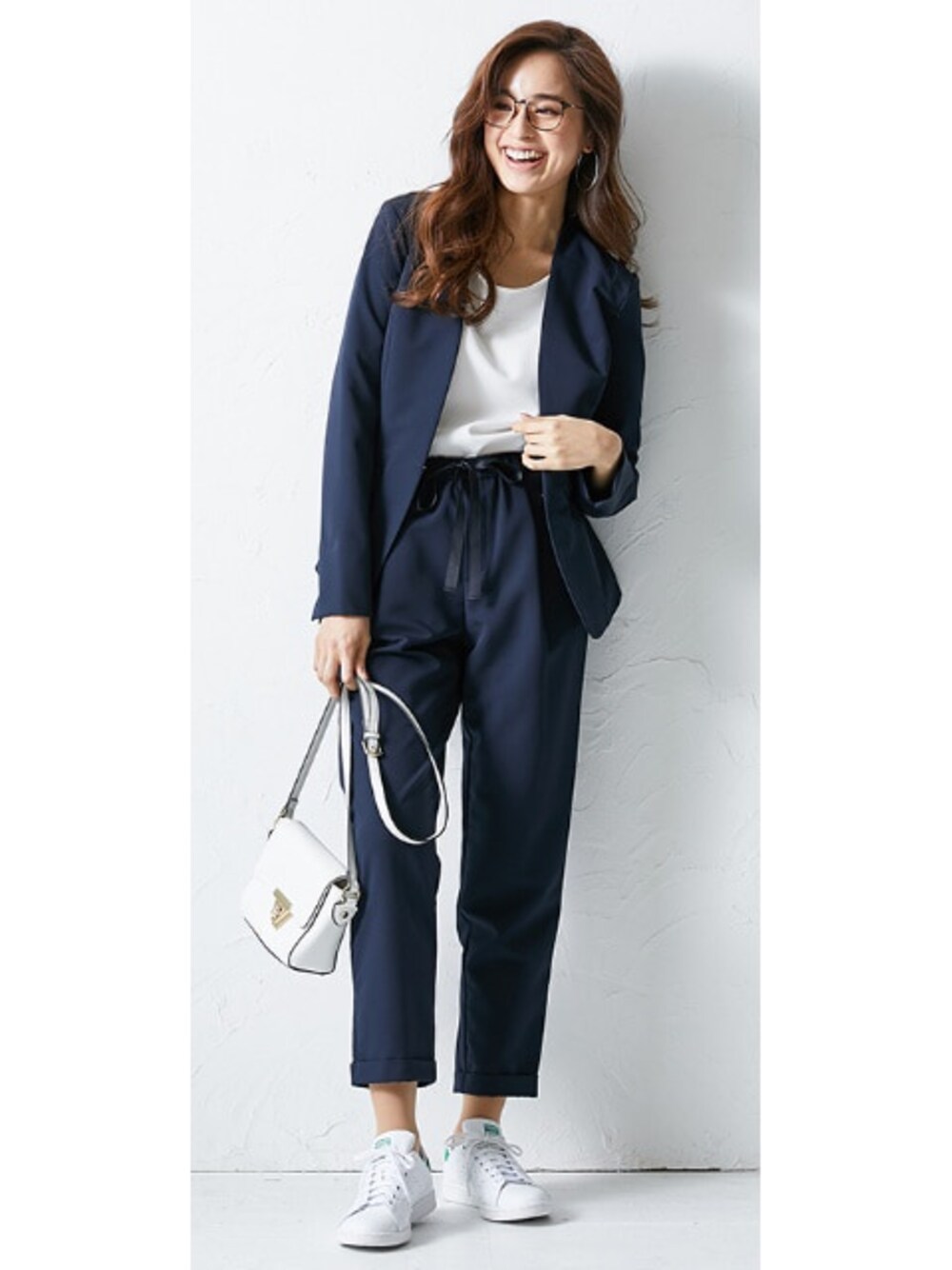 ブルー系のスーツセット、ホワイト系のシャツ/ブラウスを着用したレディースの春コーディネートの1枚目の写真