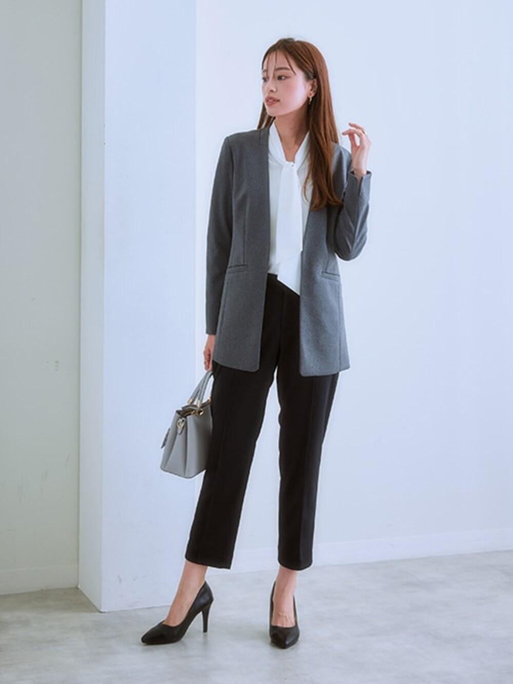 「レディースファッション、モデル、レギュラー、通勤コーデ、autumncood、15度、王道スーツスタイル」｜「7days Life Stylingのストレッチパウダーサテンボウタイブラウス（しわになりにくい・速乾・洗濯機OK・UVカット）（シャツ/ブラウス、ホワイト系）」を使った、nissen Ladies Modelsさん（レディース・167cm）の夏コーディネートの1枚目の写真