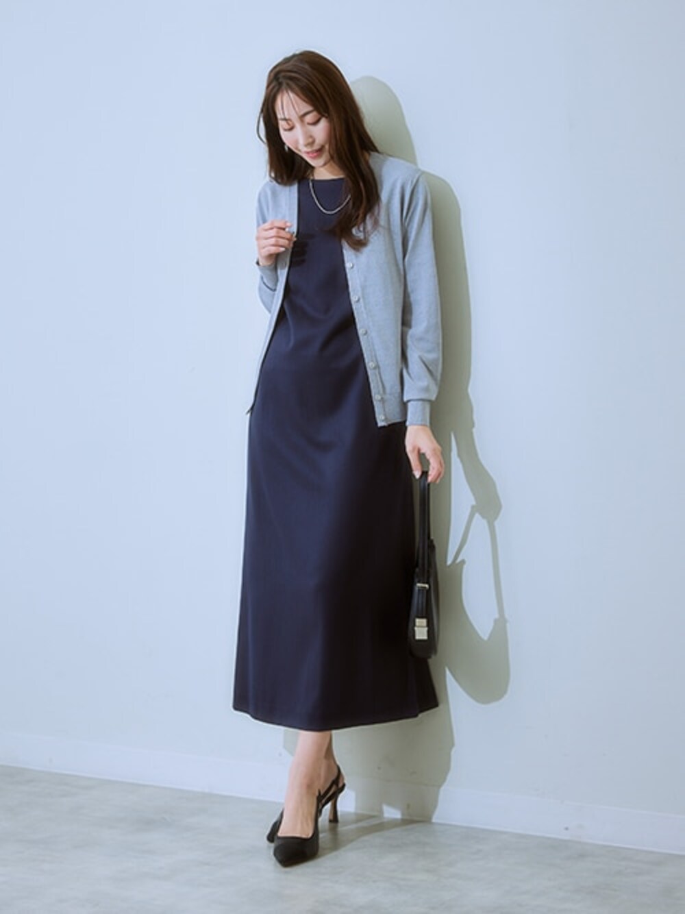 「レディースファッション、モデル、レギュラー、通勤コーデ、夏コーデ、20度、セットアップ」｜「7days Life Stylingの【ひんやり接触冷感】抜け感Ｖネックカーディガン（ＵＶカット・毛玉防止）（カーディガン/ボレロ、グレー系）」を使った、nissen Ladies Modelsさん（レディース・164cm）の春コーディネートの1枚目の写真