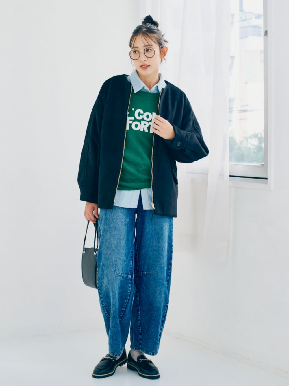 ブラック系のTシャツ/カットソー、ブルー系のデニムパンツ、ブラック系のその他アウターを着用したレディースの秋コーディネートの1枚目の写真