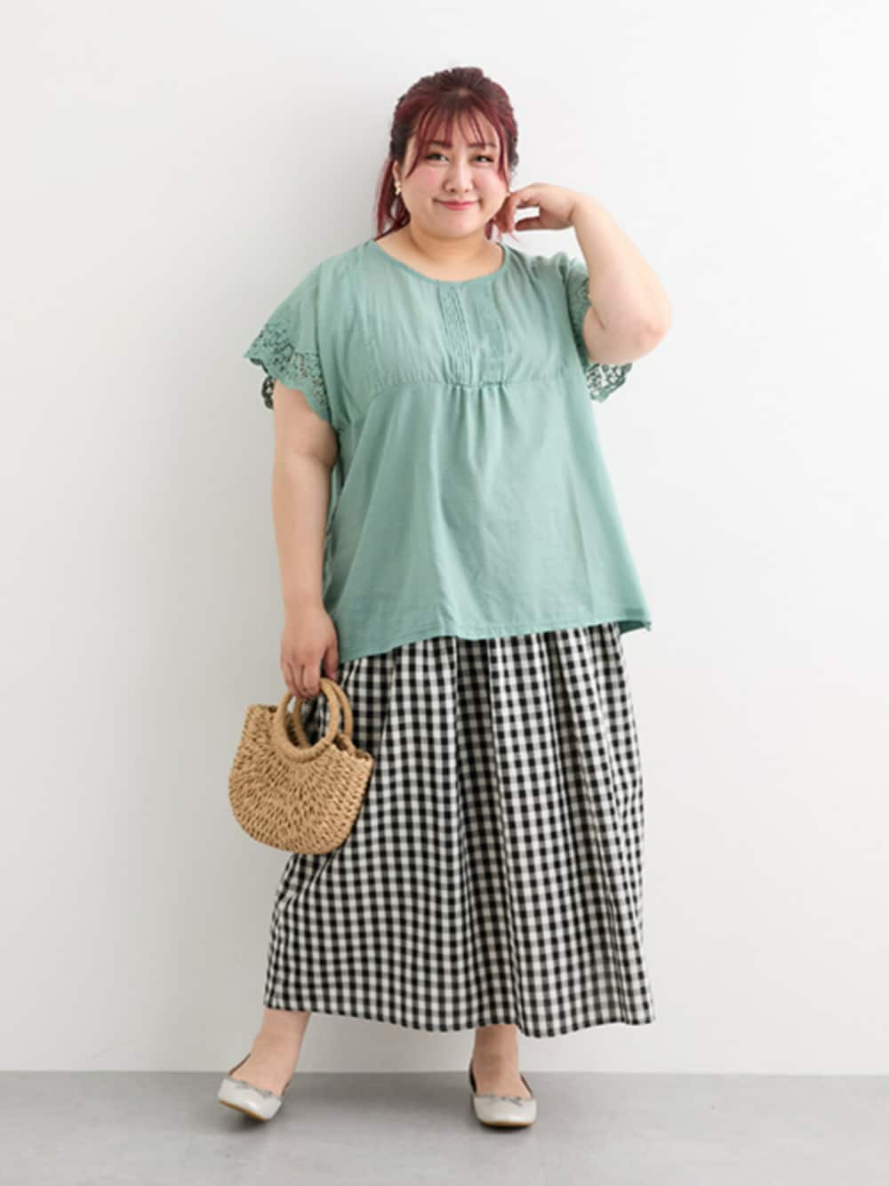 「大きいサイズレディースファッション、モデル、夏コーデ、ぽっちゃり、pattok、150cm台コーデ、25夏イベントコーデ_ぽっちゃり」｜「nissenのさらり涼しげ先染ギャザーロングスカート（ポケット付）＜大きいサイズ有＞（スカート、ブラック系）」を使った、nissen Ladies Modelsさん（レディース・155cm）の夏コーディネートの1枚目の写真